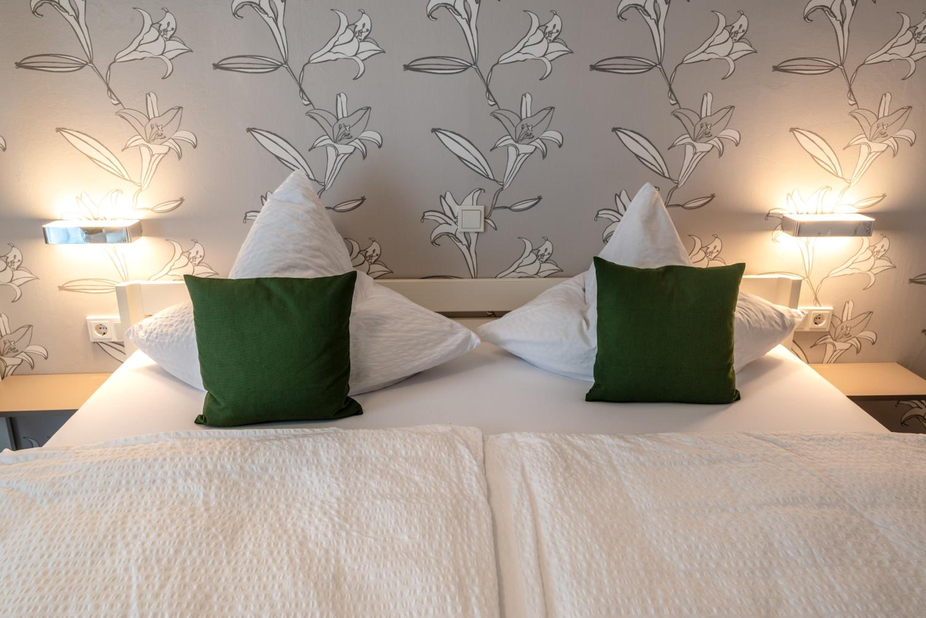 Double Room with Balcony - Photo 9