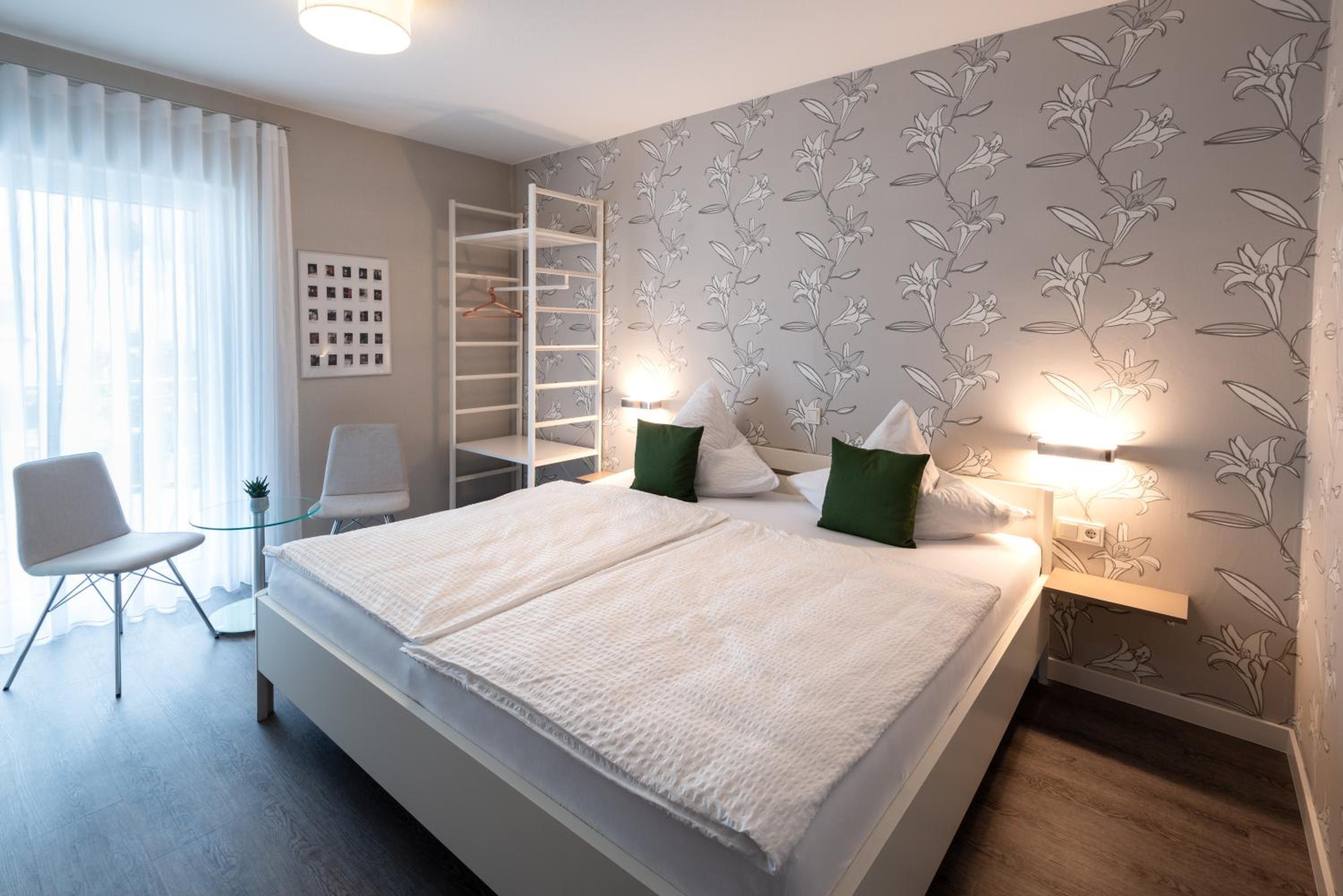 Double Room with Balcony - Photo 10