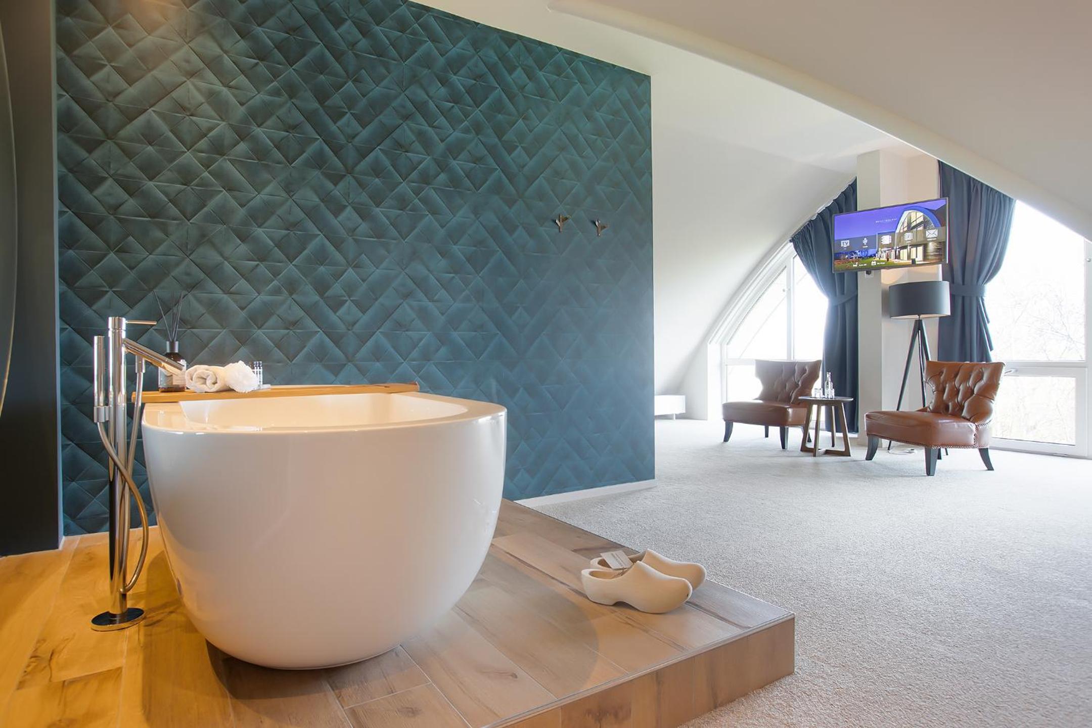 Suite with View - Photo 3