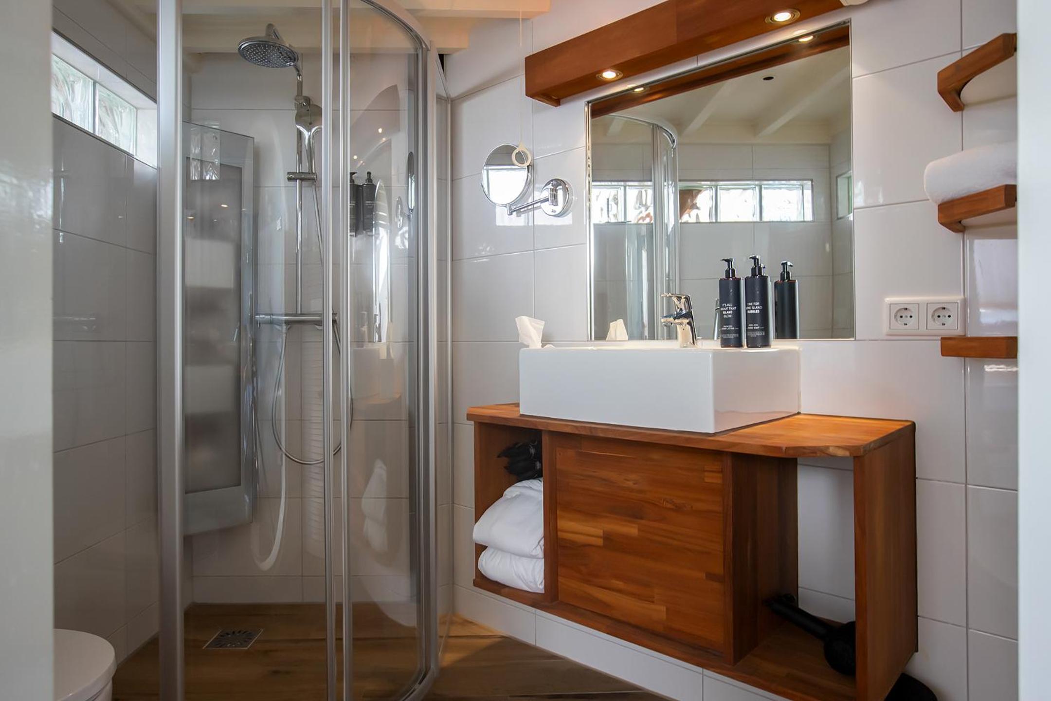 Superior Garden Suite - Photo 13