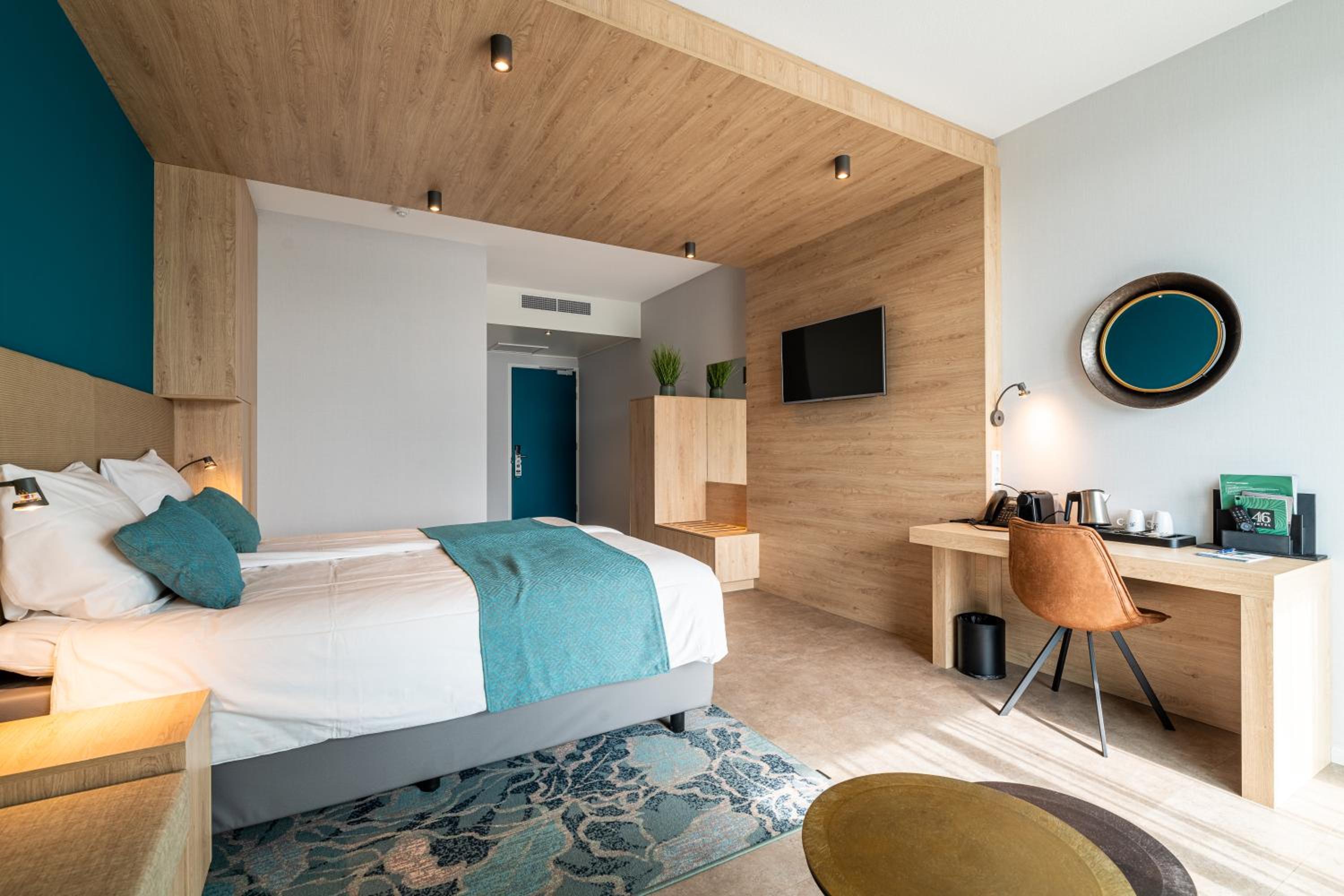 Deluxe Double Room with Balcony - Photo 5