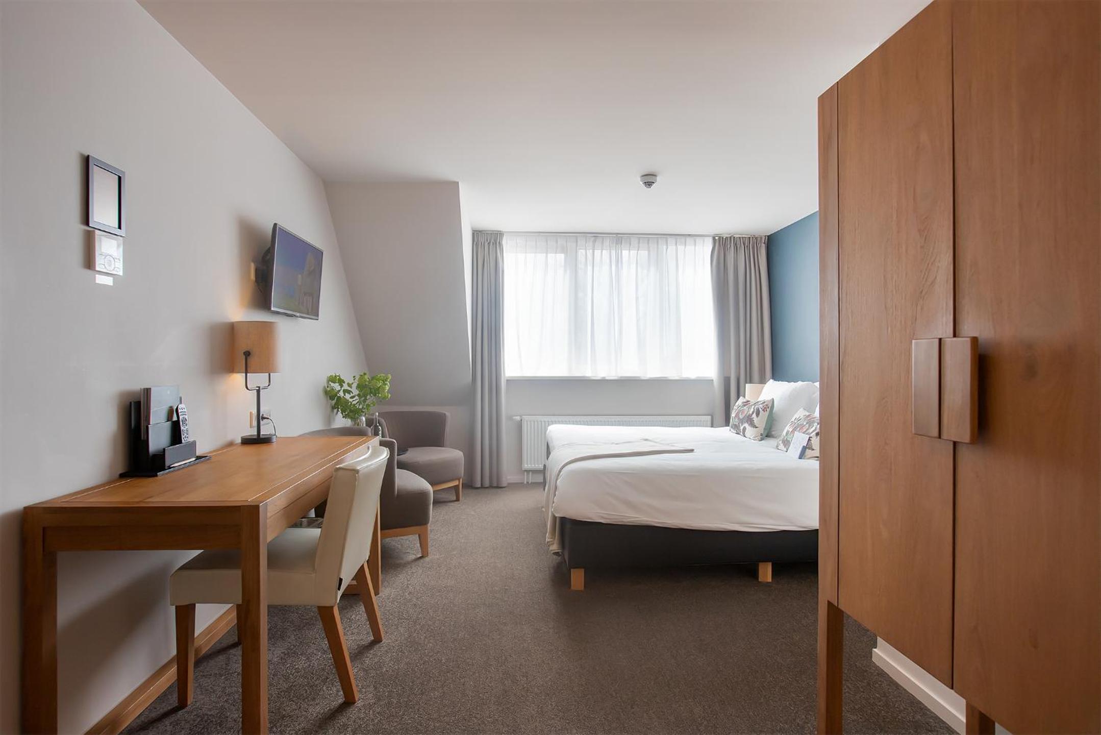 Deluxe Double Room with Bath - Photo 7