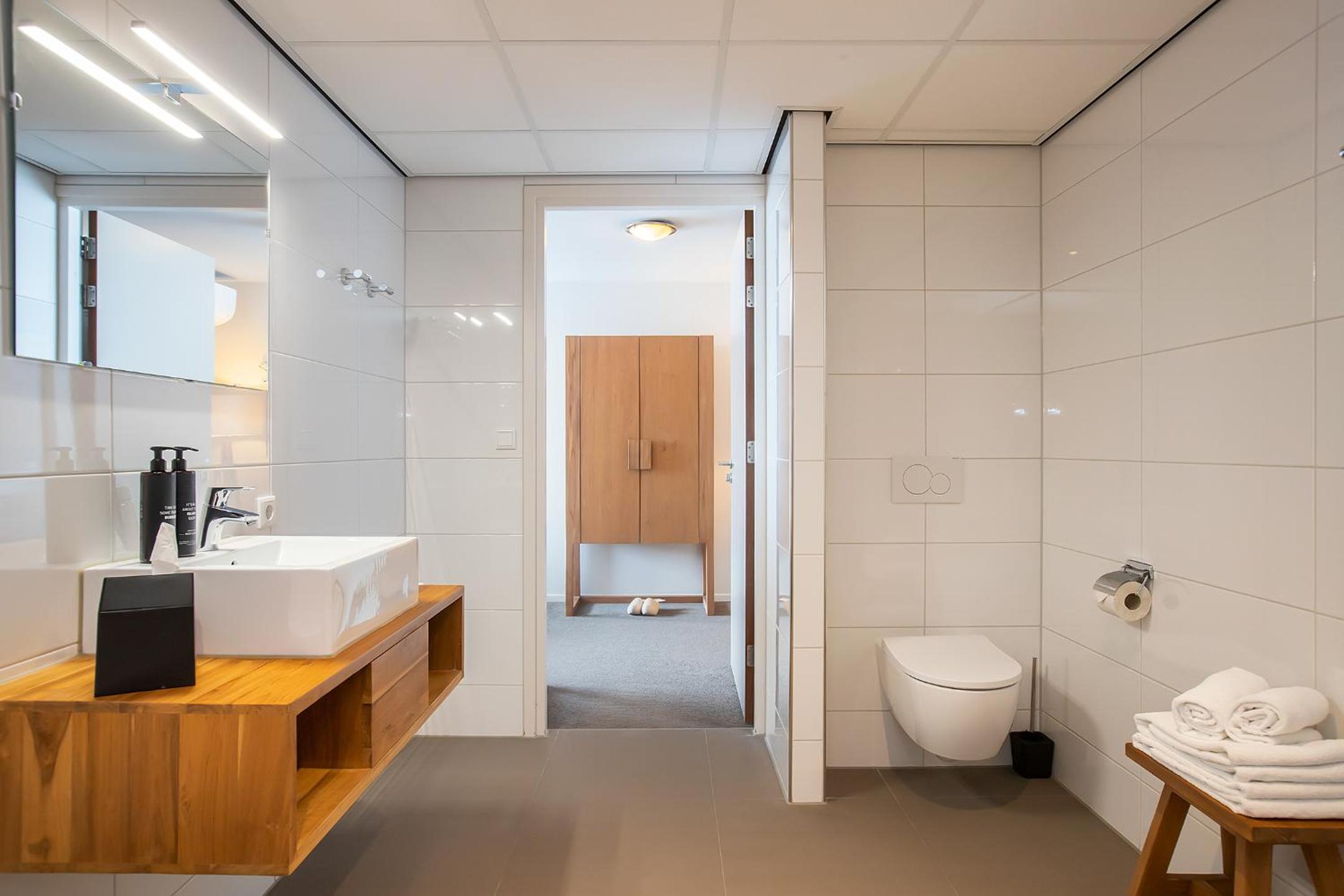 Deluxe Double Room with Bath - Photo 6