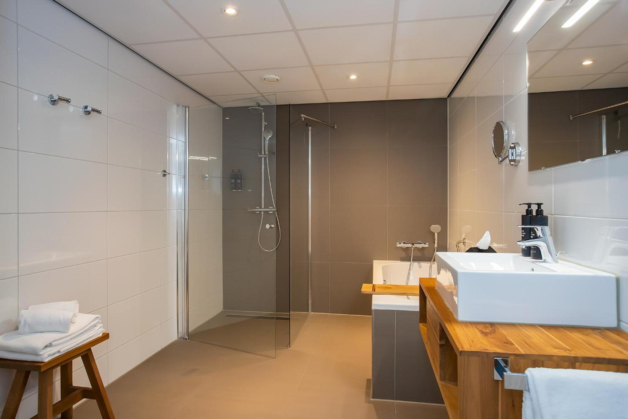 Deluxe Double Room with Bath - Photo 5