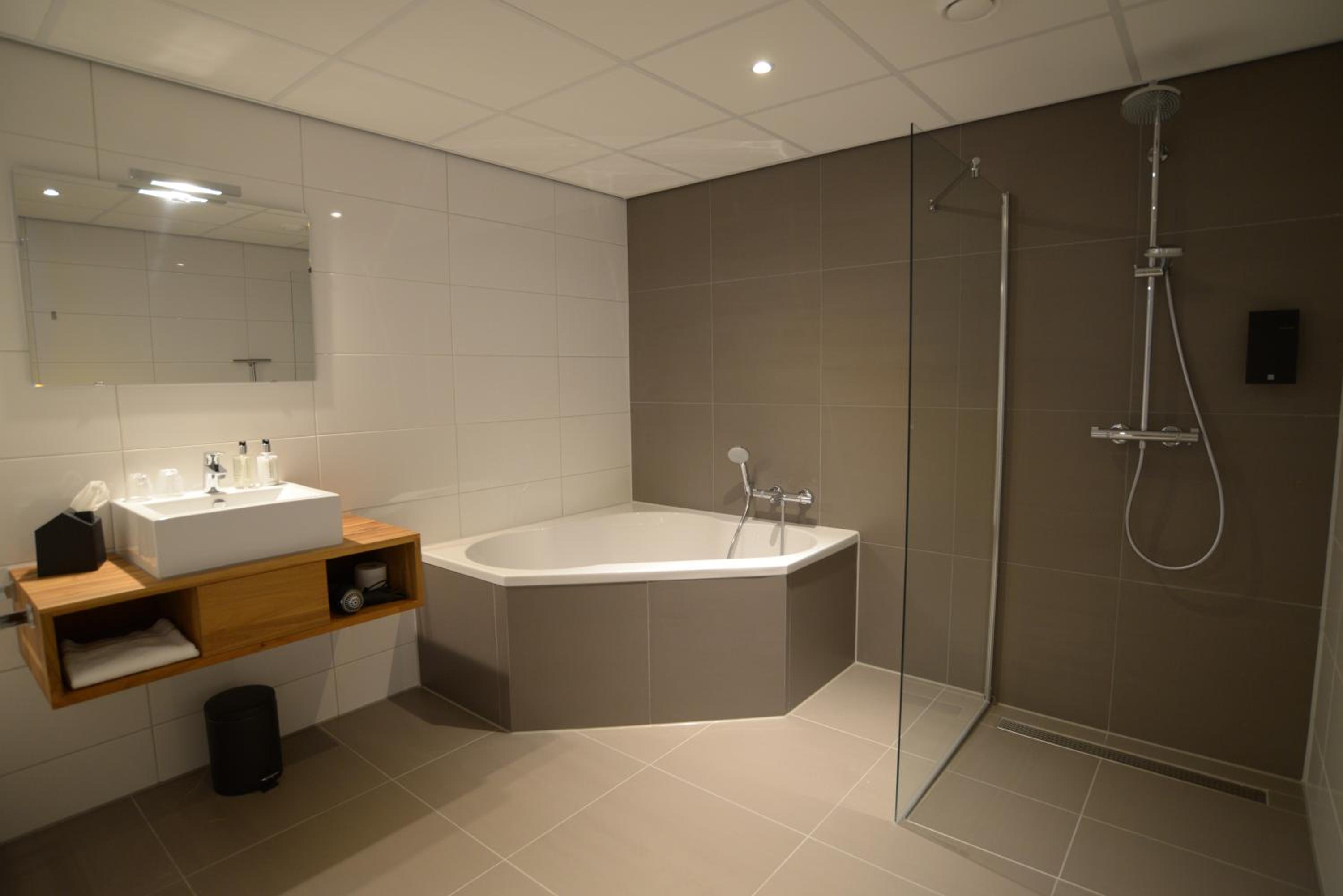 Deluxe Double Room with Bath - Photo 9