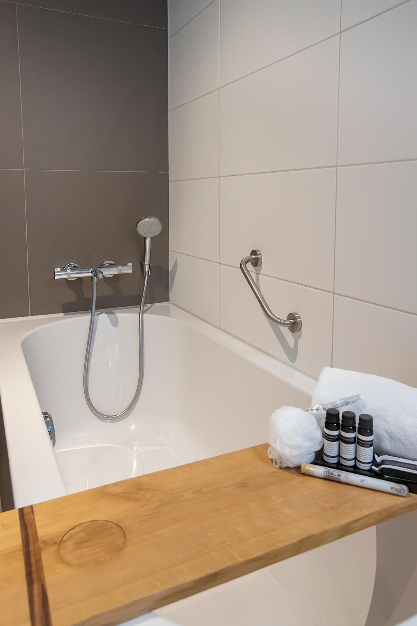 Deluxe Double Room with Bath - Photo 4
