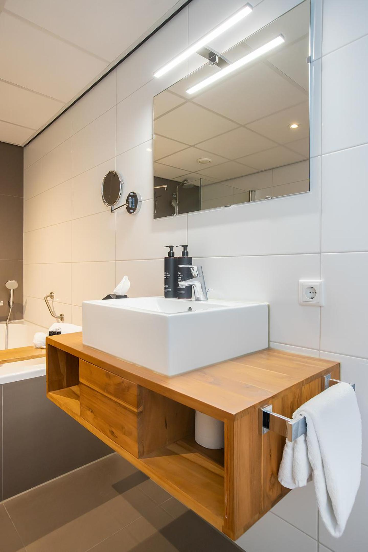 Deluxe Double Room with Bath - Photo 3