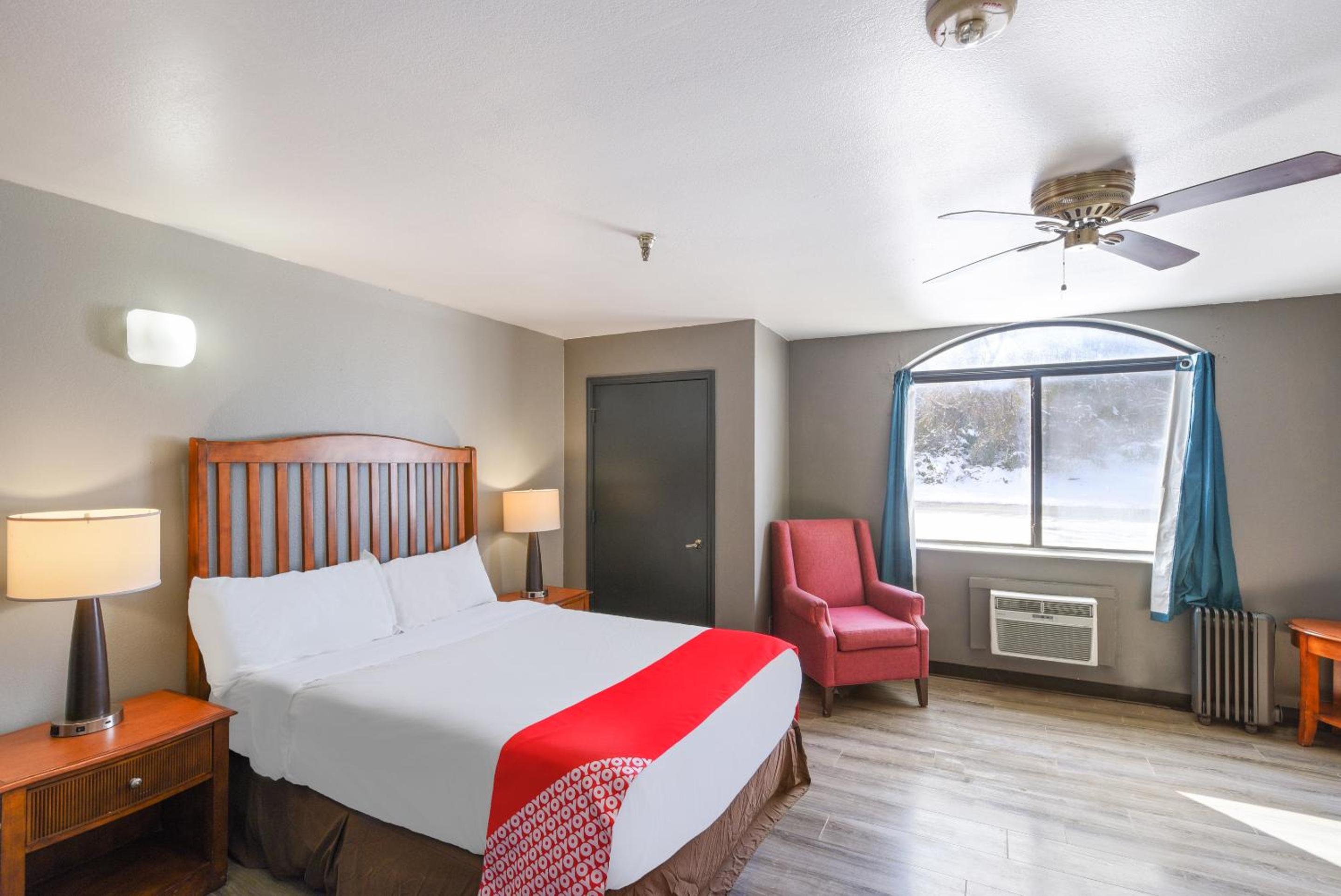 King Bed With Pull Out	 photo 1