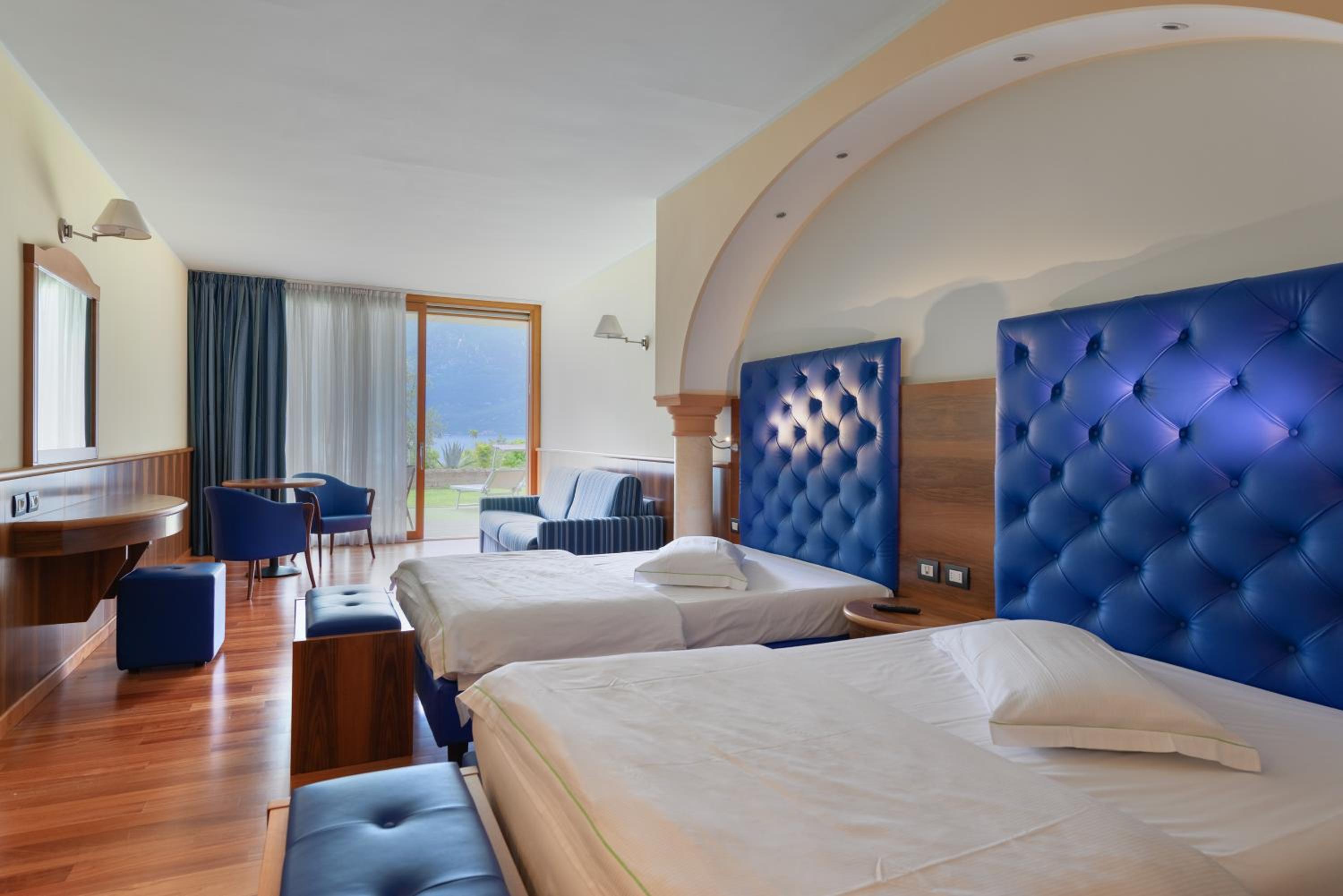 Deluxe Junior Suite with Terrace - Photo 4