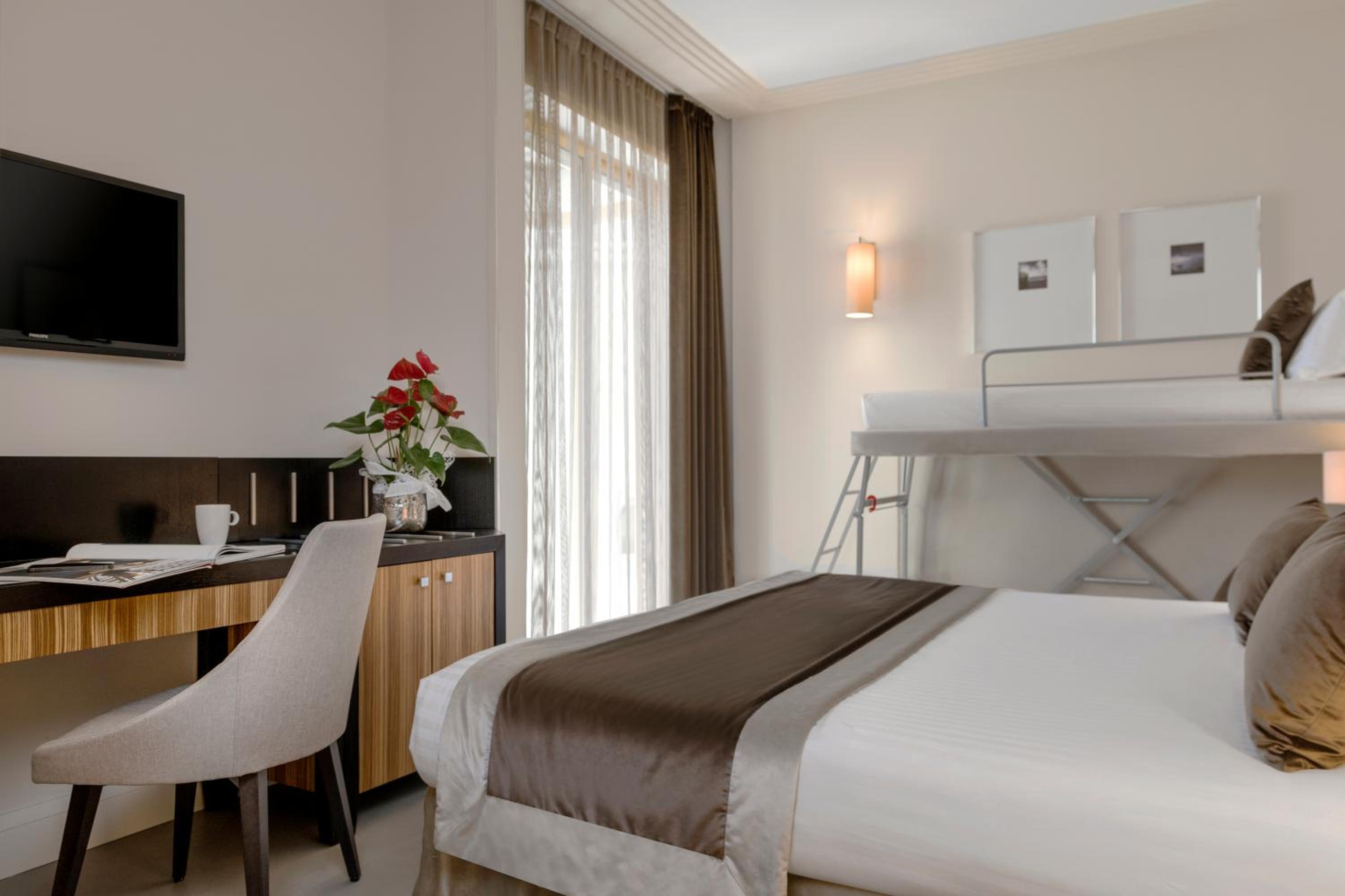 Deluxe Quadruple Room - Photo 1