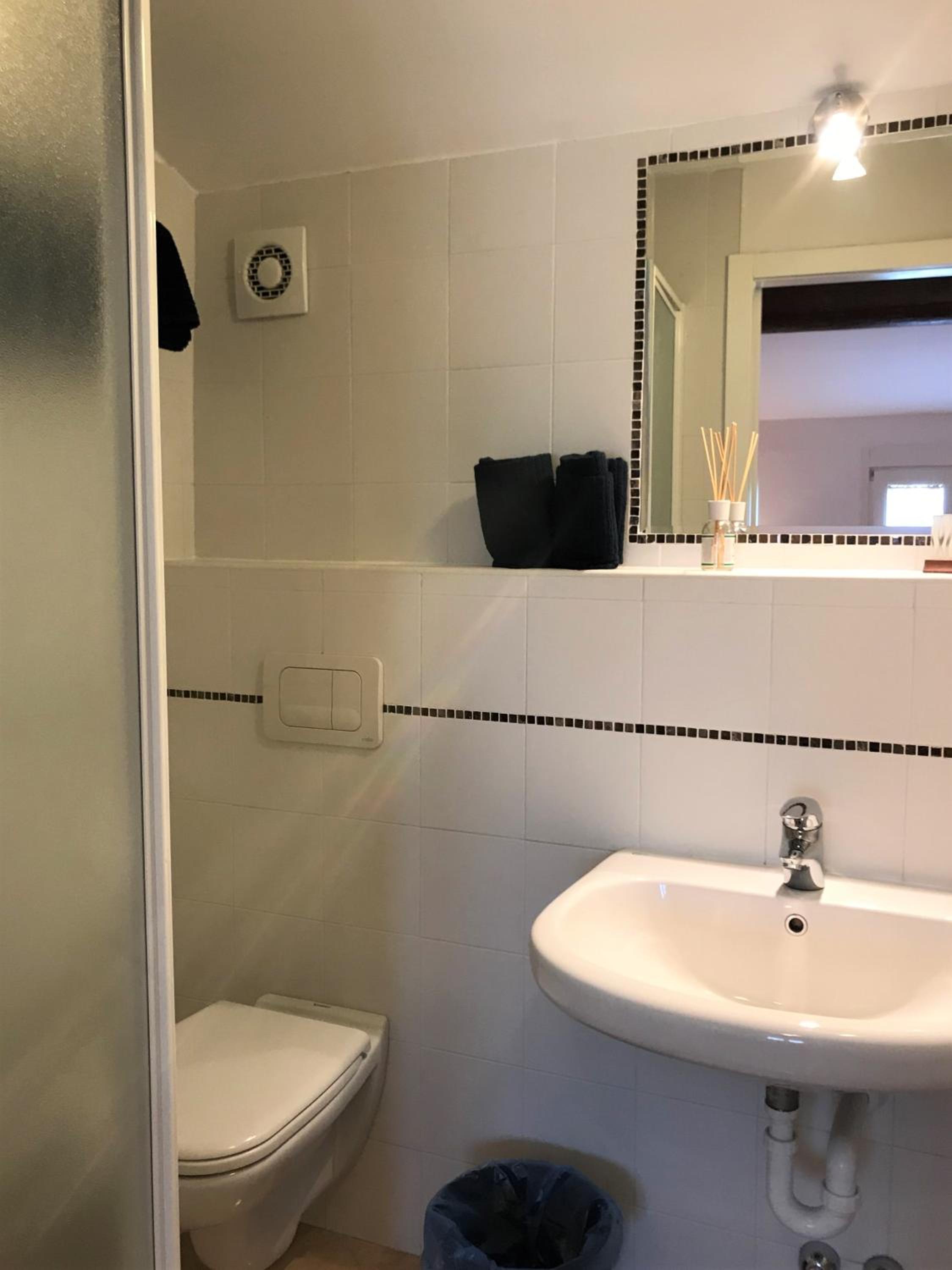 Double Room with Private Bathroom - Photo 14