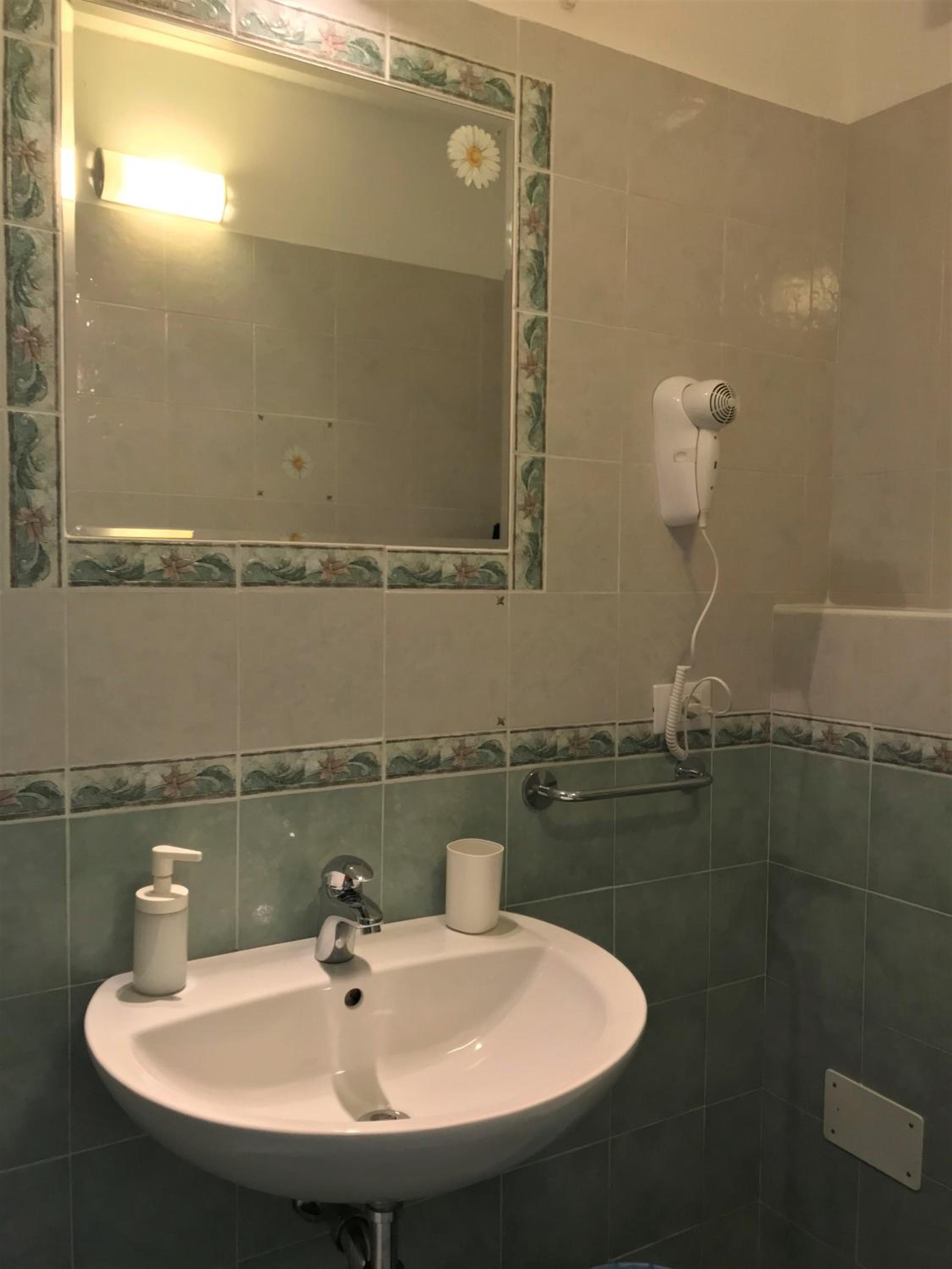 Double Room with Private Bathroom - Photo 11