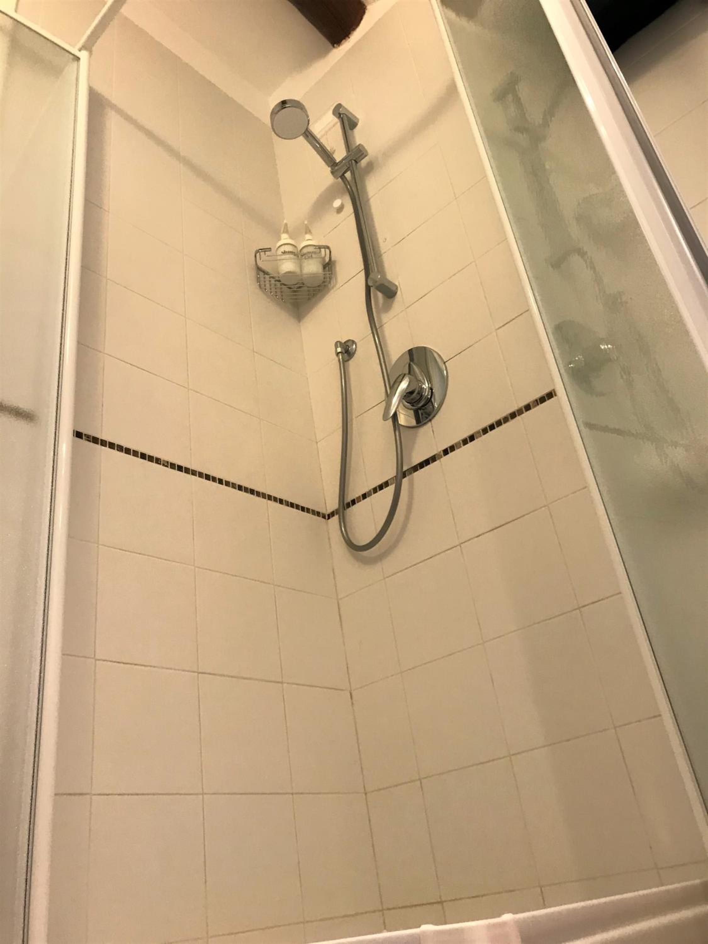 Double Room with Private Bathroom - Photo 10