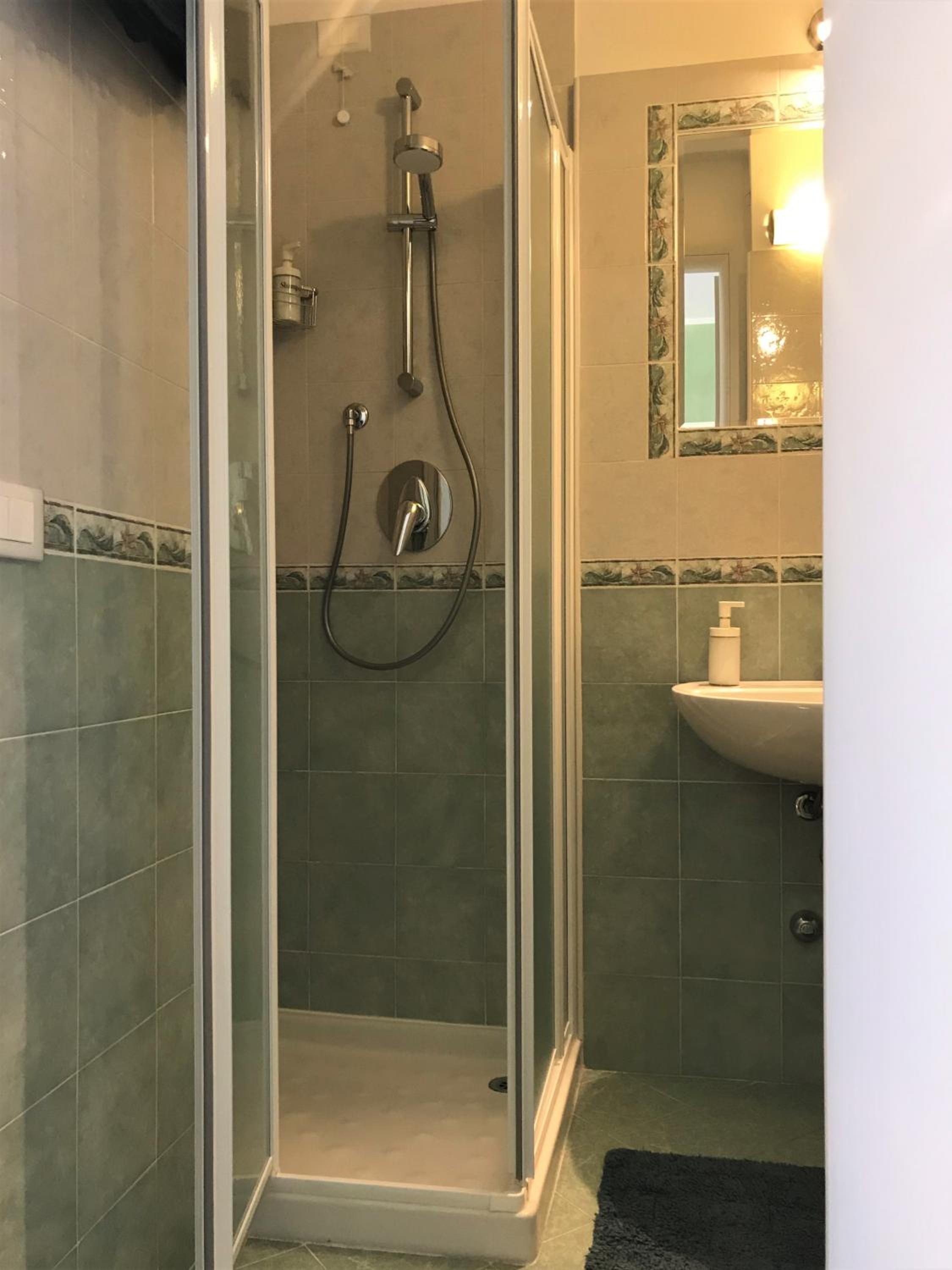 Double Room with Private Bathroom - Photo 12