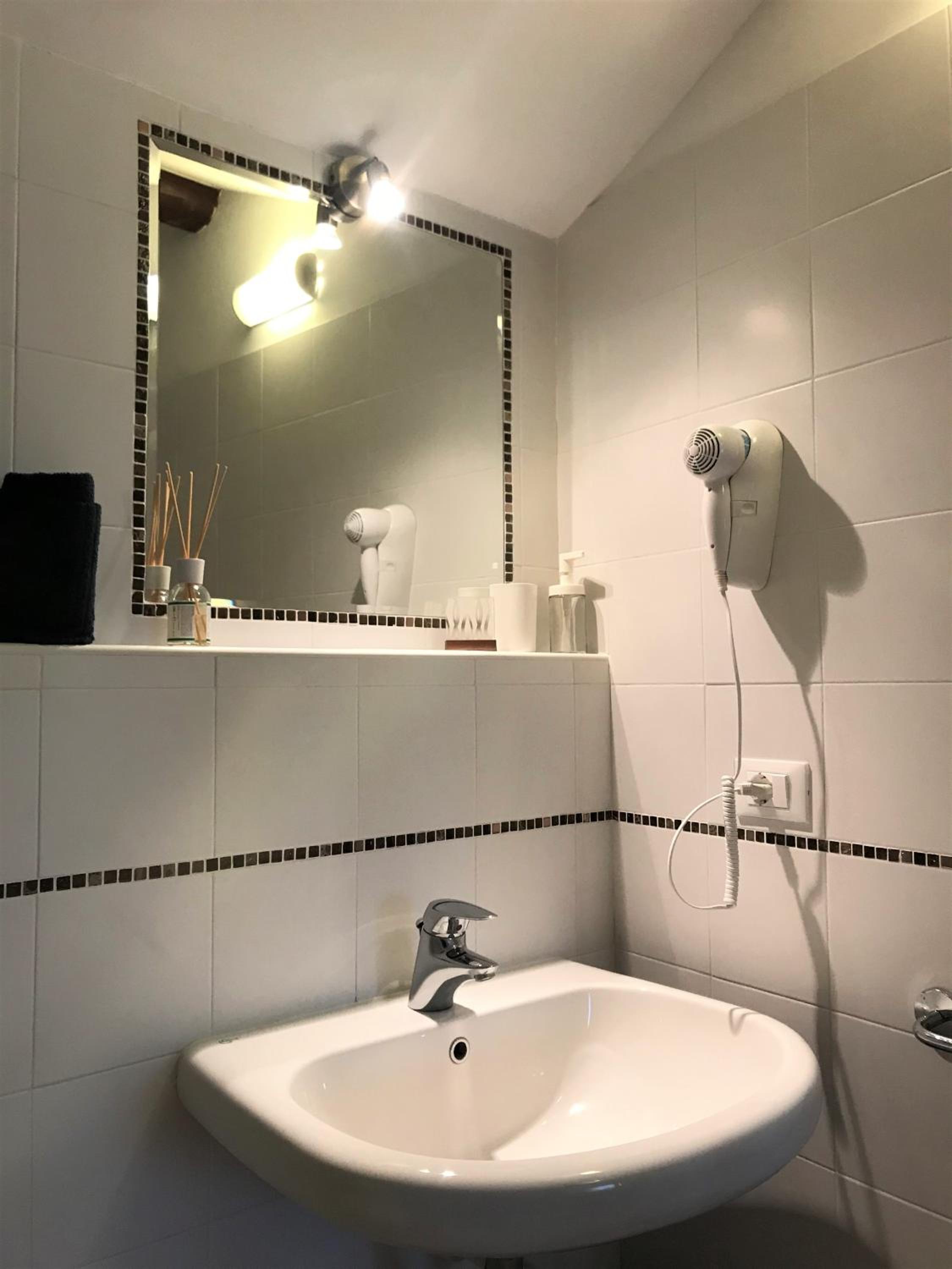 Double Room with Private Bathroom - Photo 12