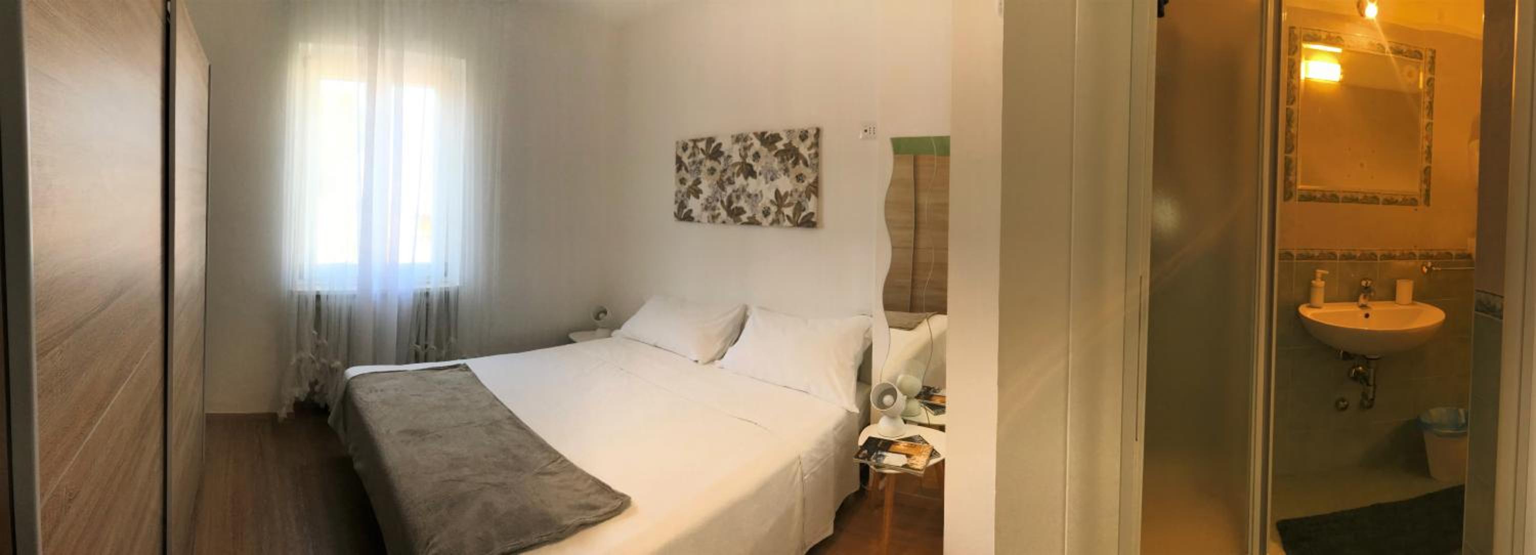 Double Room with Private Bathroom - Photo 10