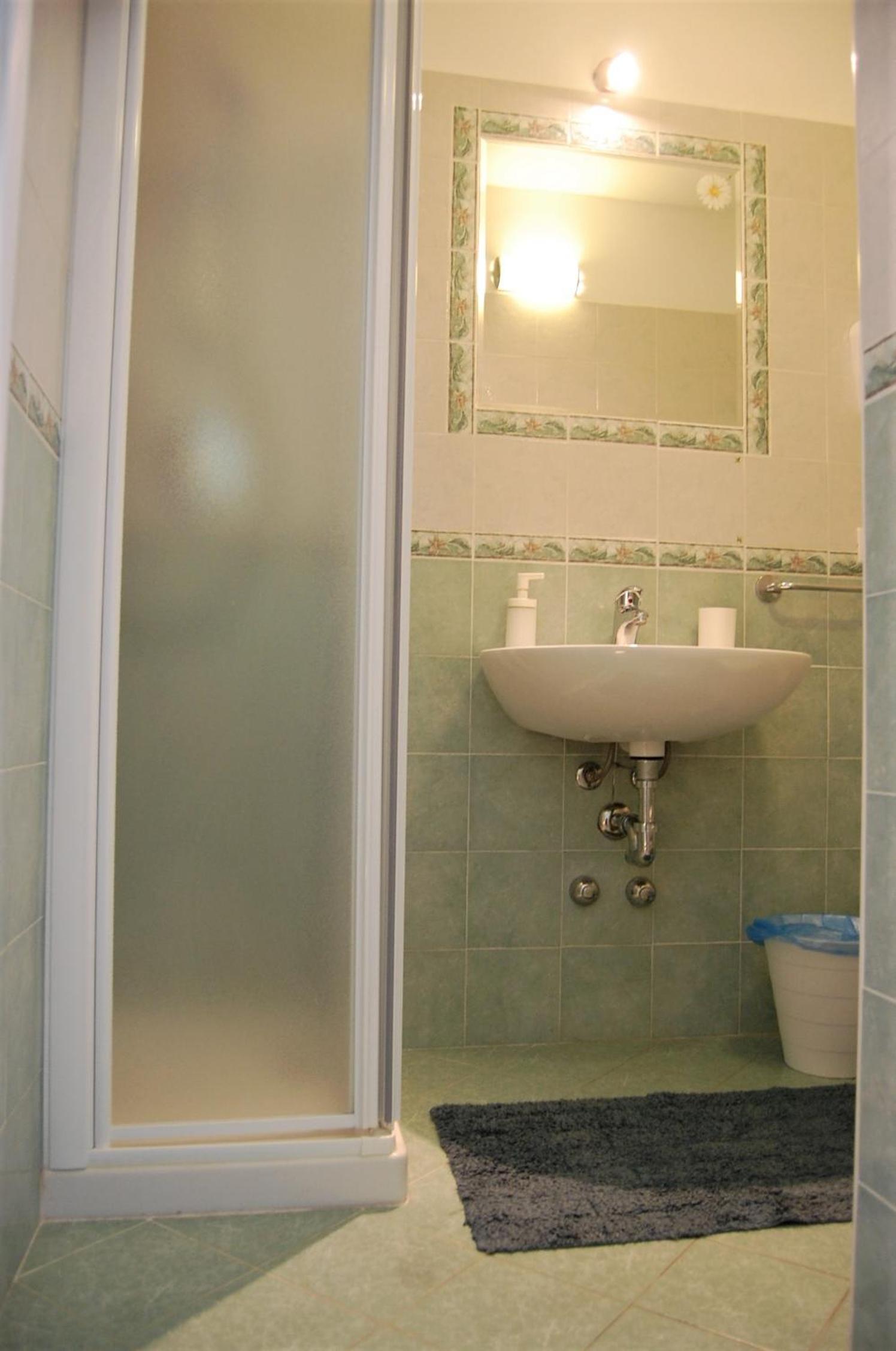 Double Room with Private Bathroom - Photo 13