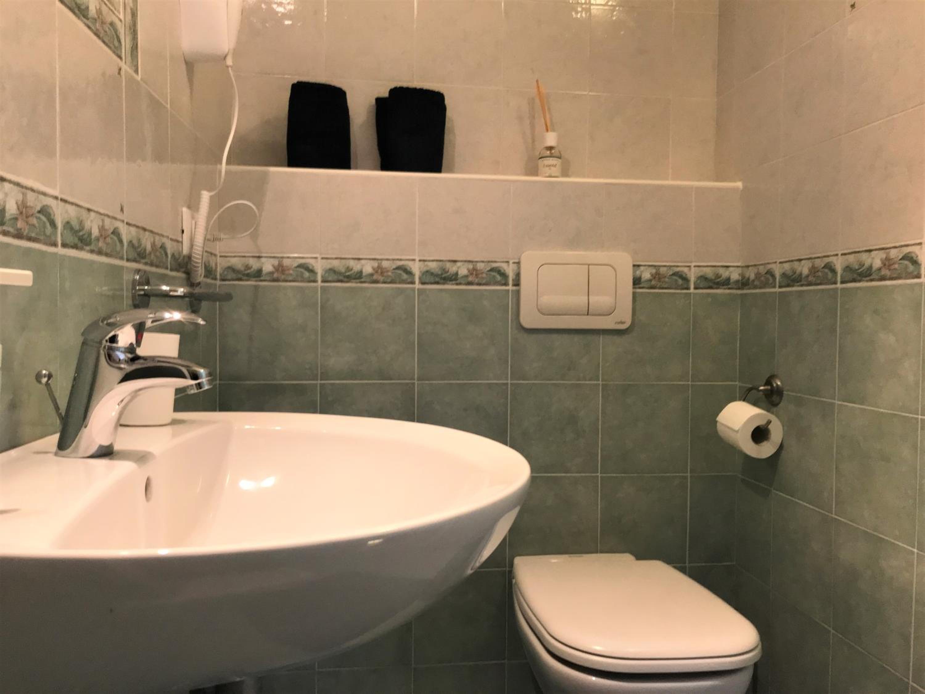 Double Room with Private Bathroom - Photo 14