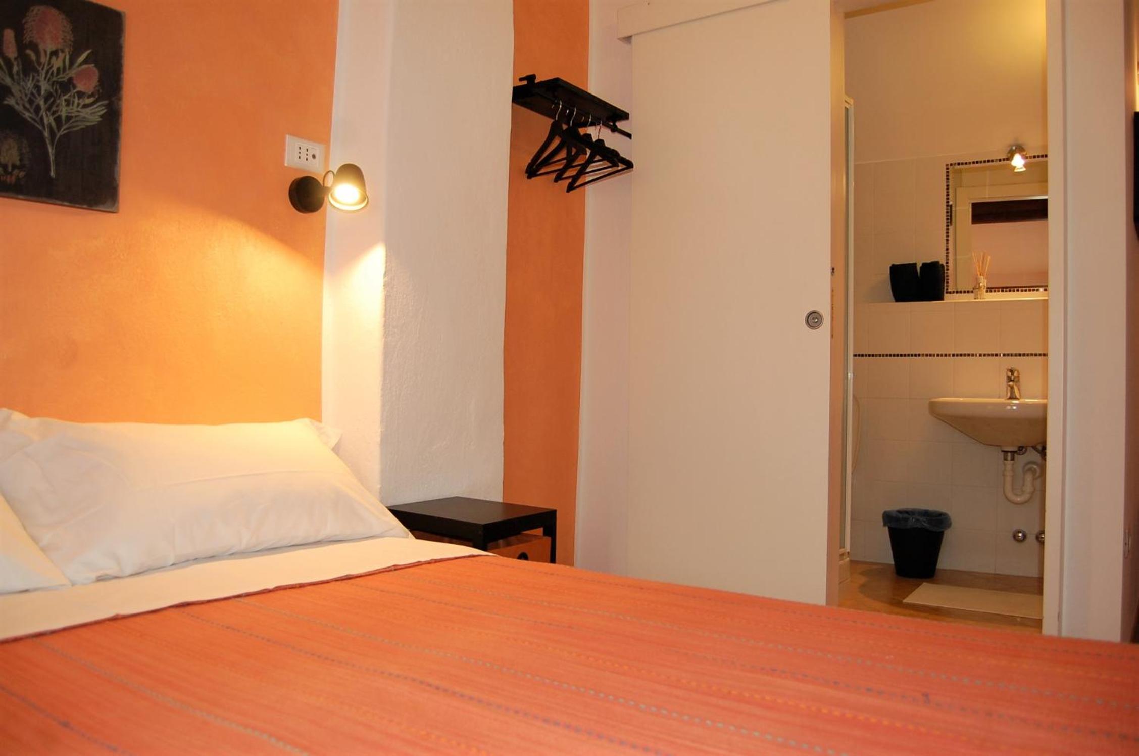 Double Room with Private Bathroom - Photo 6