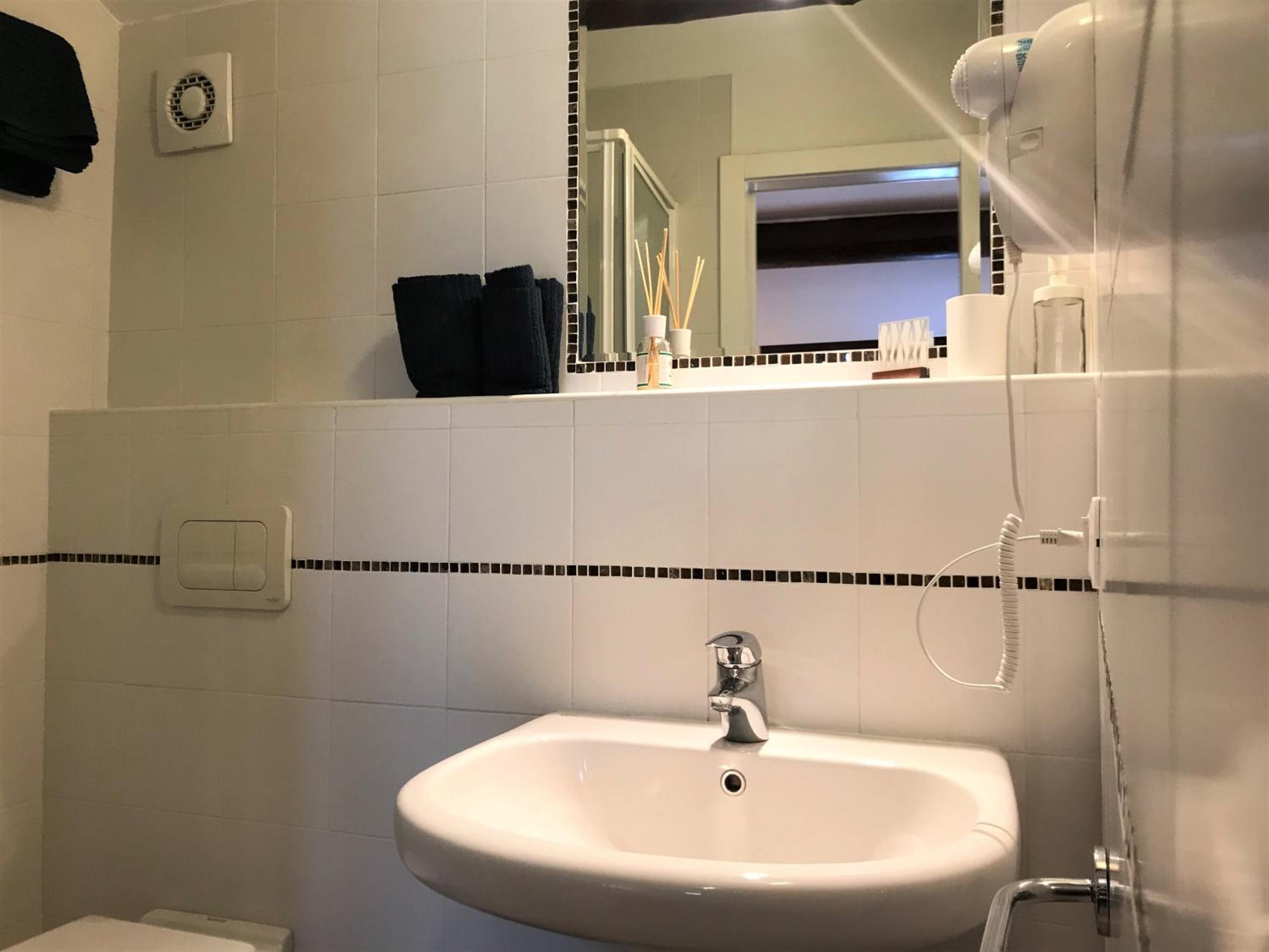 Double Room with Private Bathroom - Photo 8
