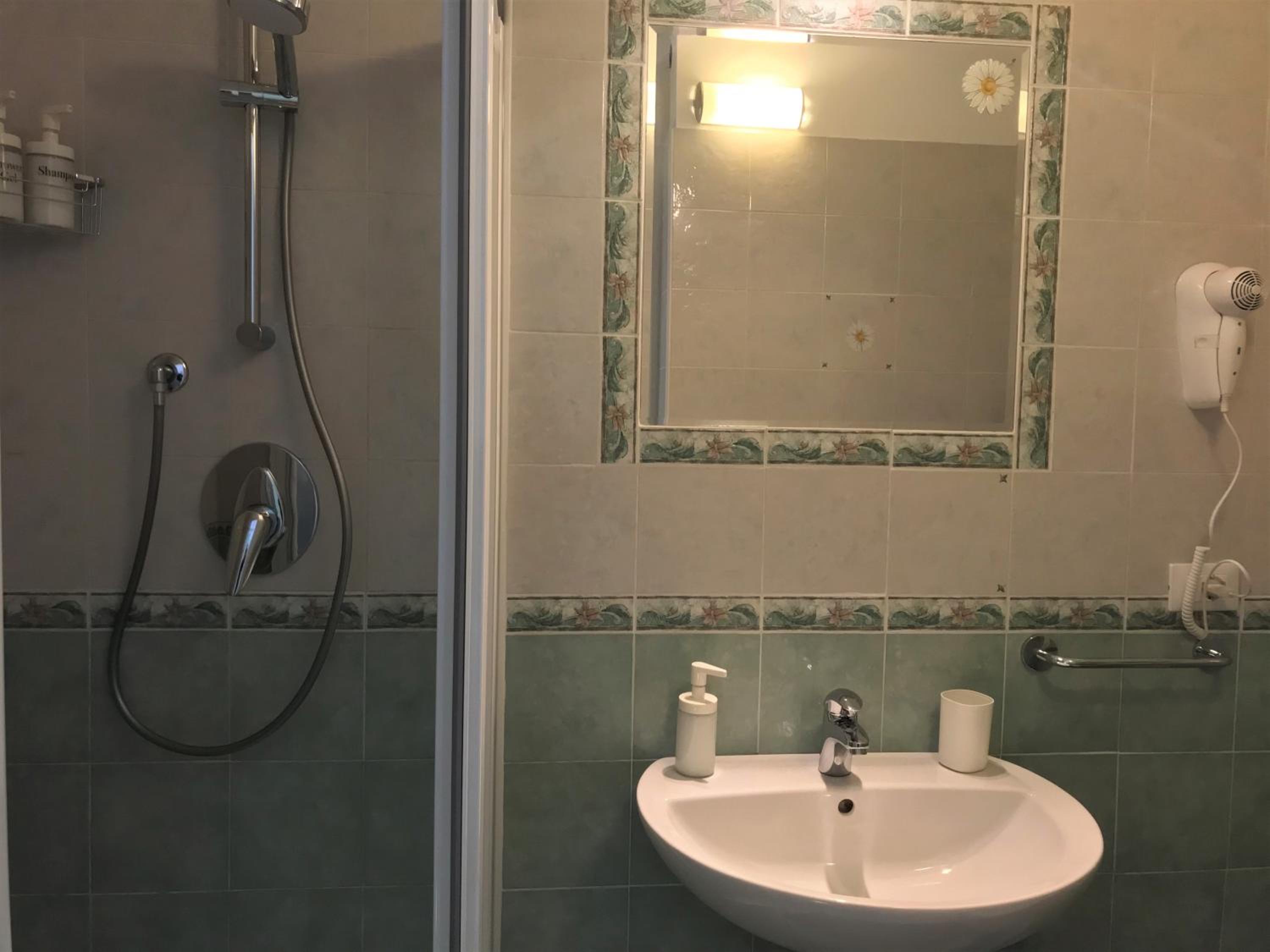 Double Room with Private Bathroom - Photo 15