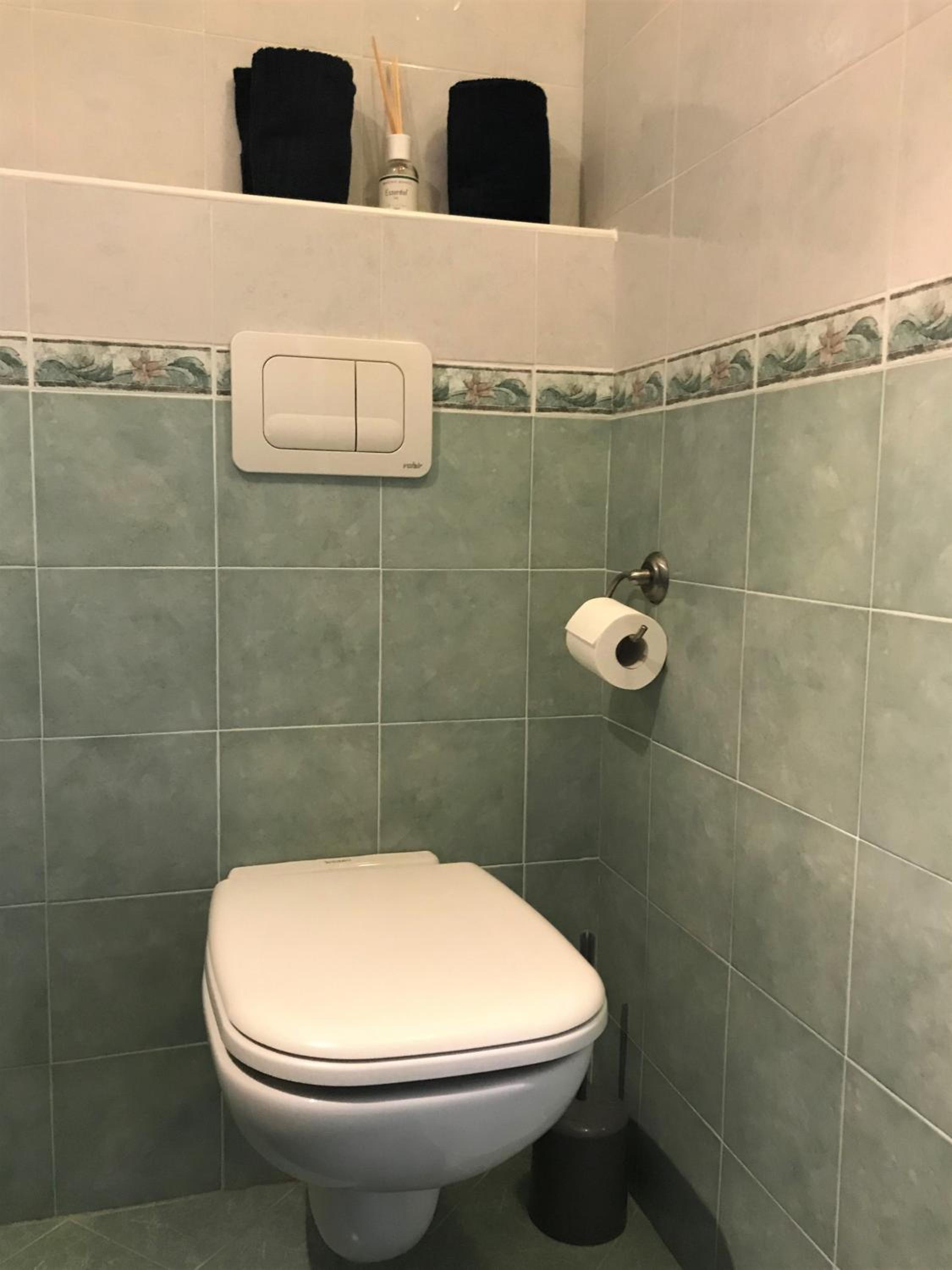 Double Room with Private Bathroom - Photo 16