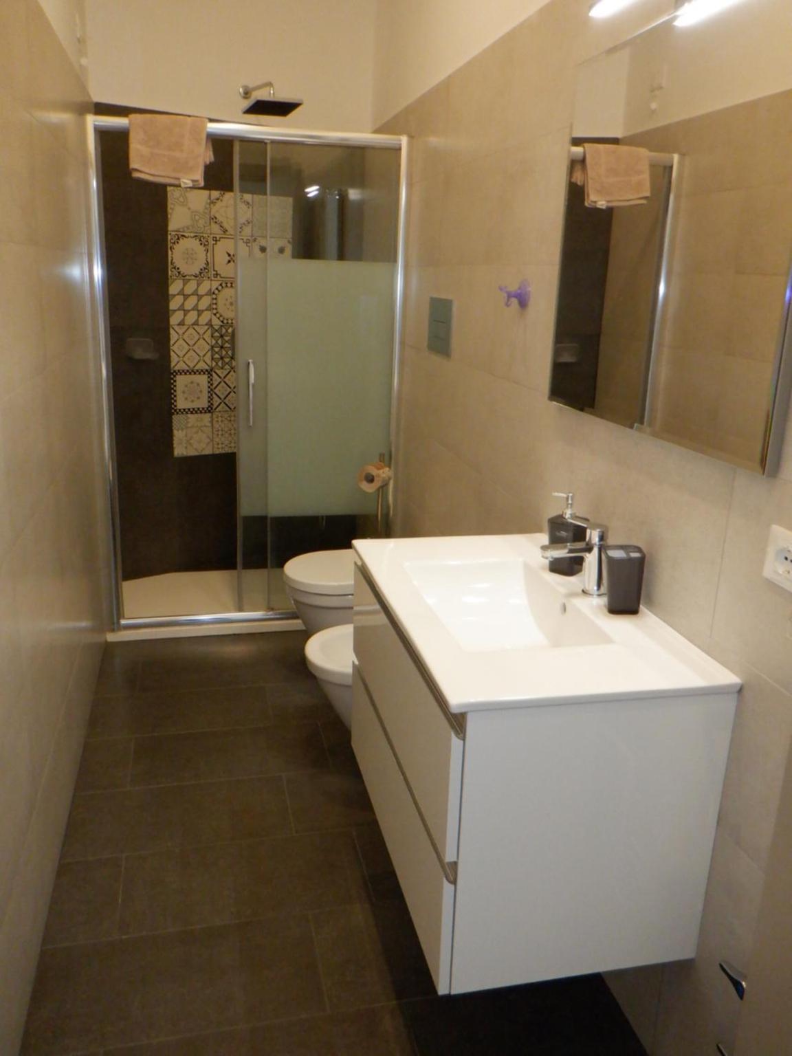 Quadruple Room with Private Bathroom - Photo 21