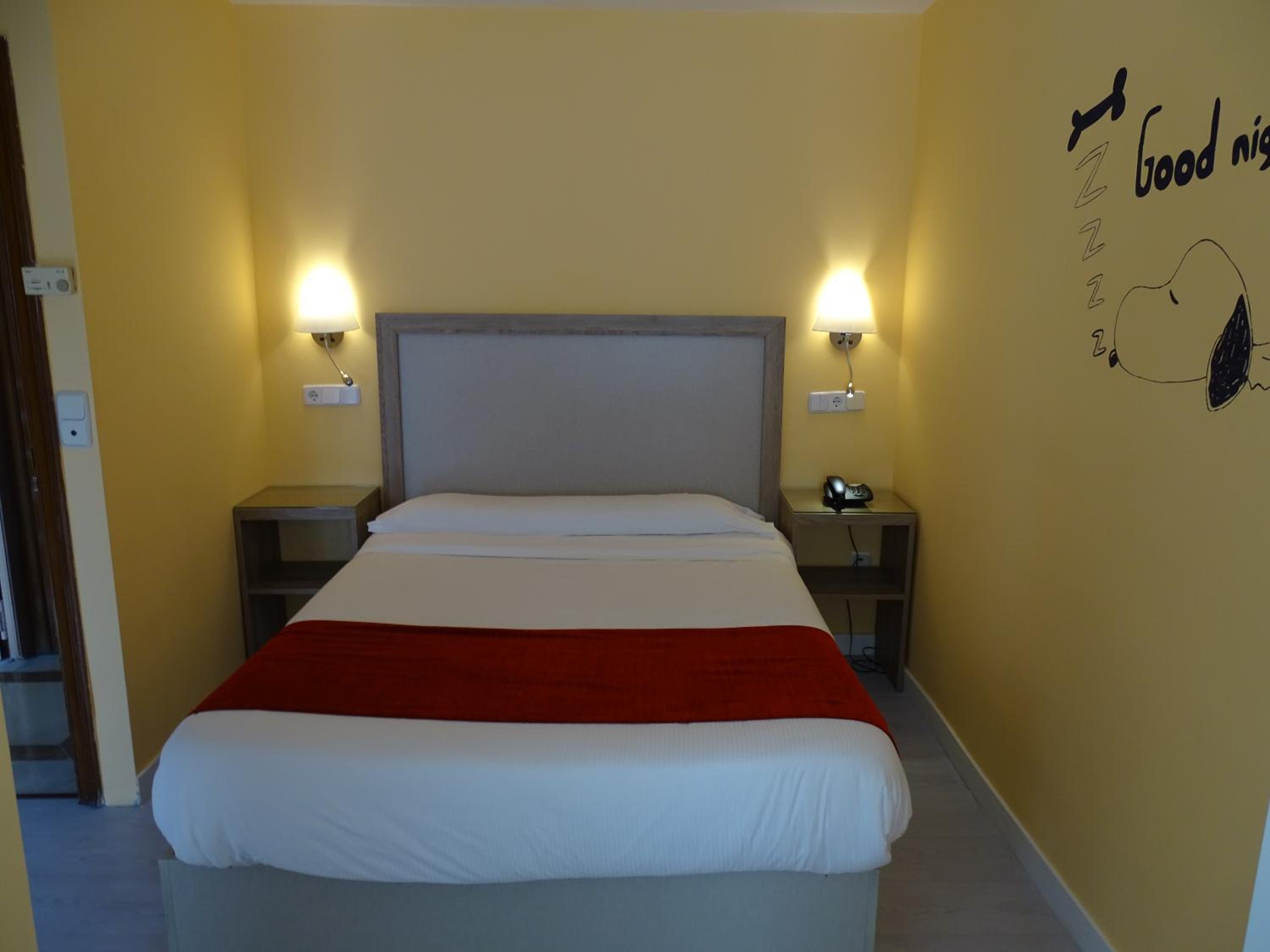 Standard Double Room - Photo 8
