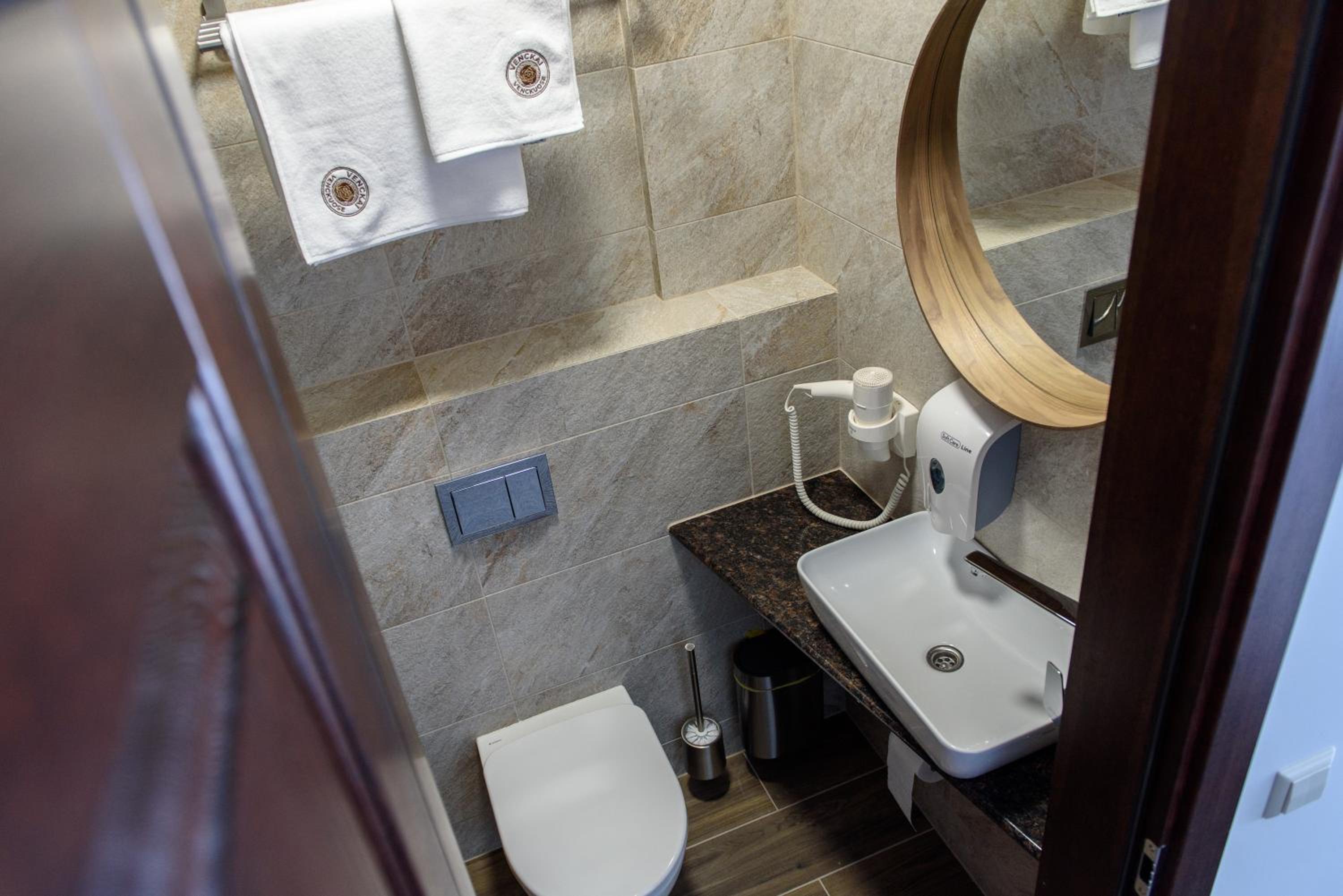 Double Room with Balcony - Photo 4