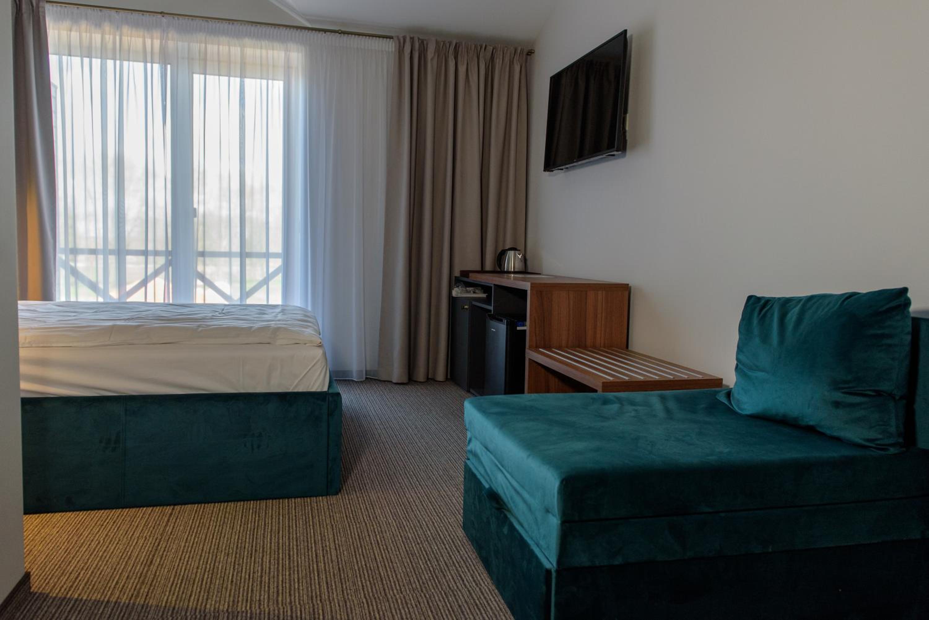 Triple Room with Balcony - Photo 7