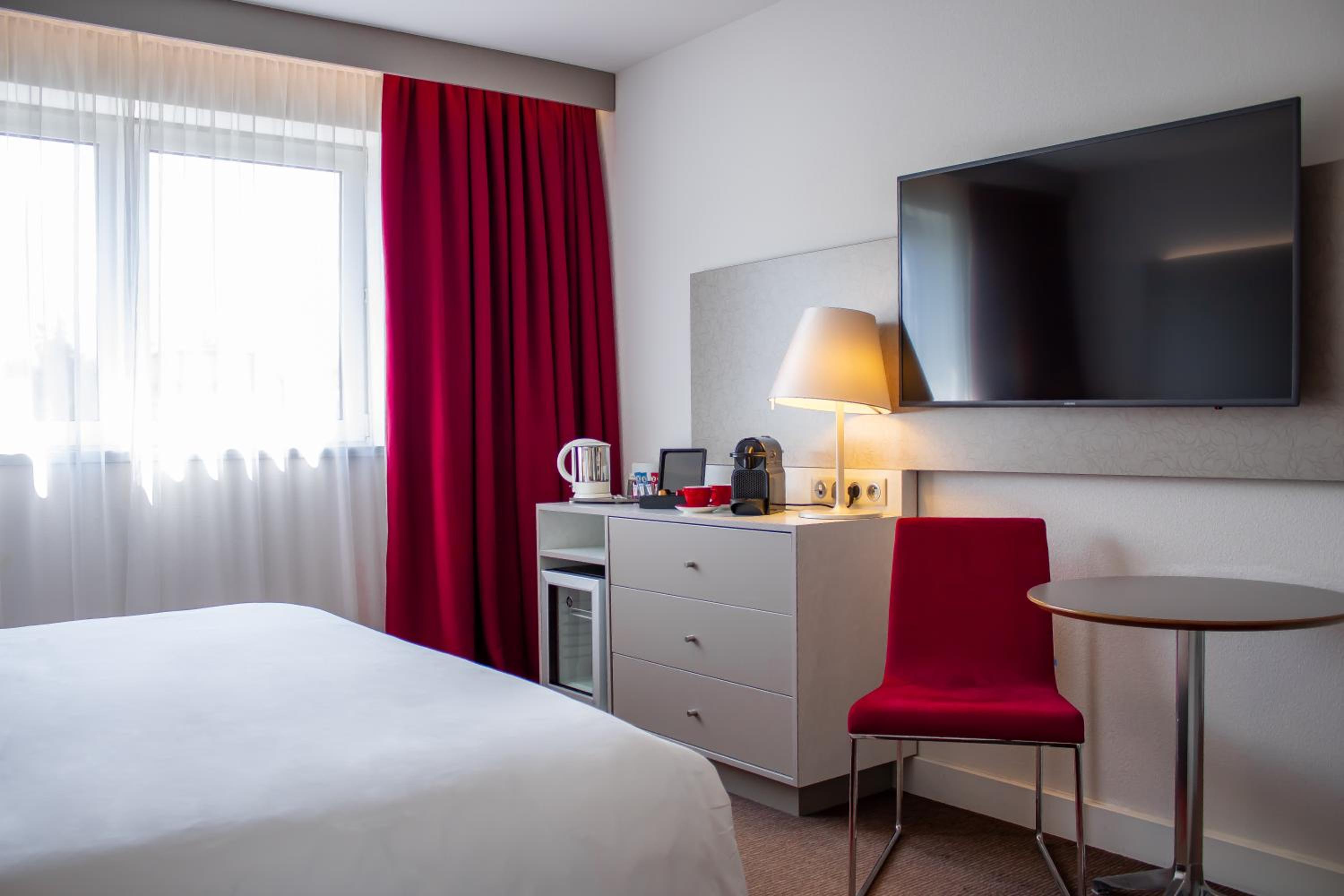 Superior Room with King Bed and Sofabed - Photo 3