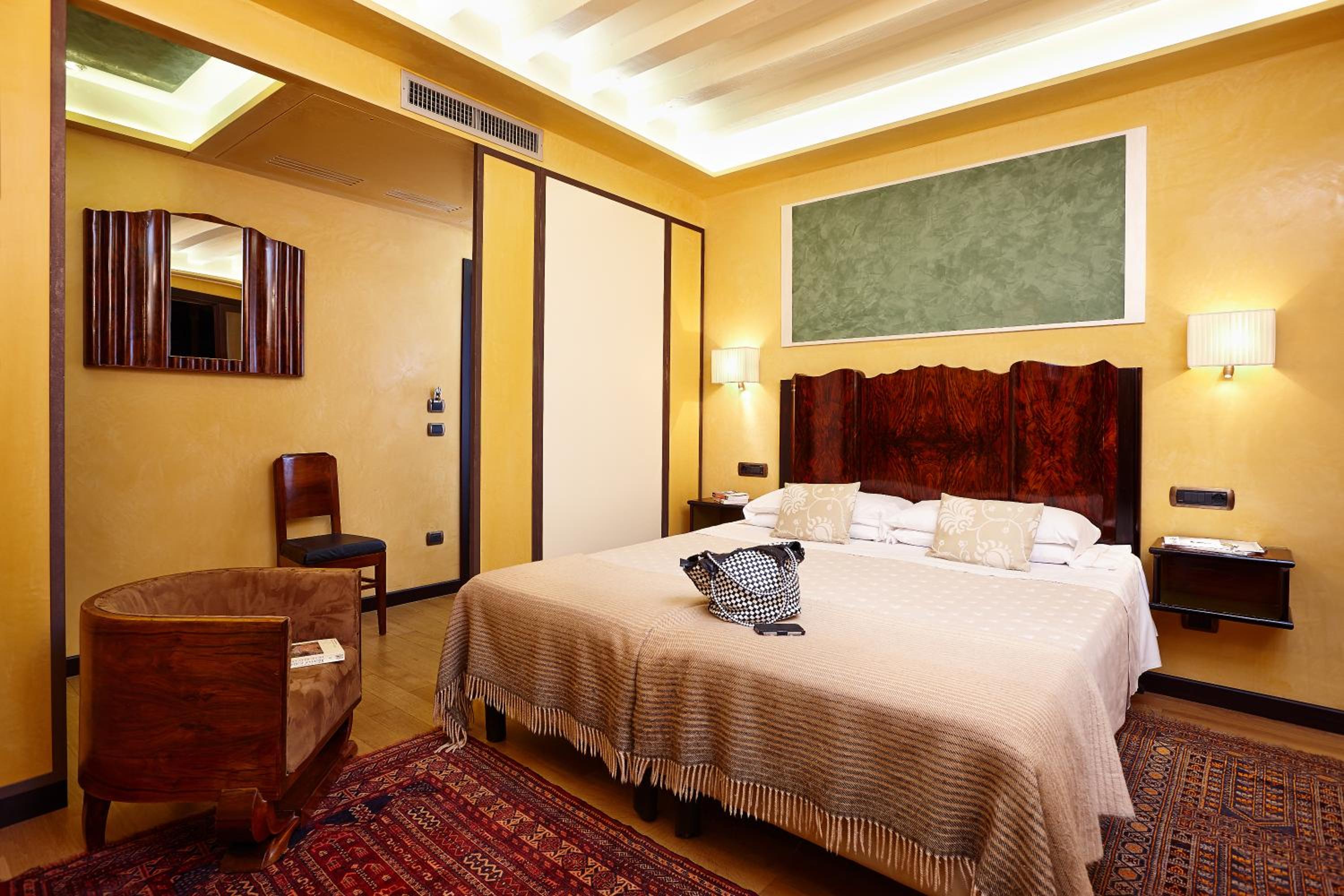 Classic Double or Twin Room - Photo 9