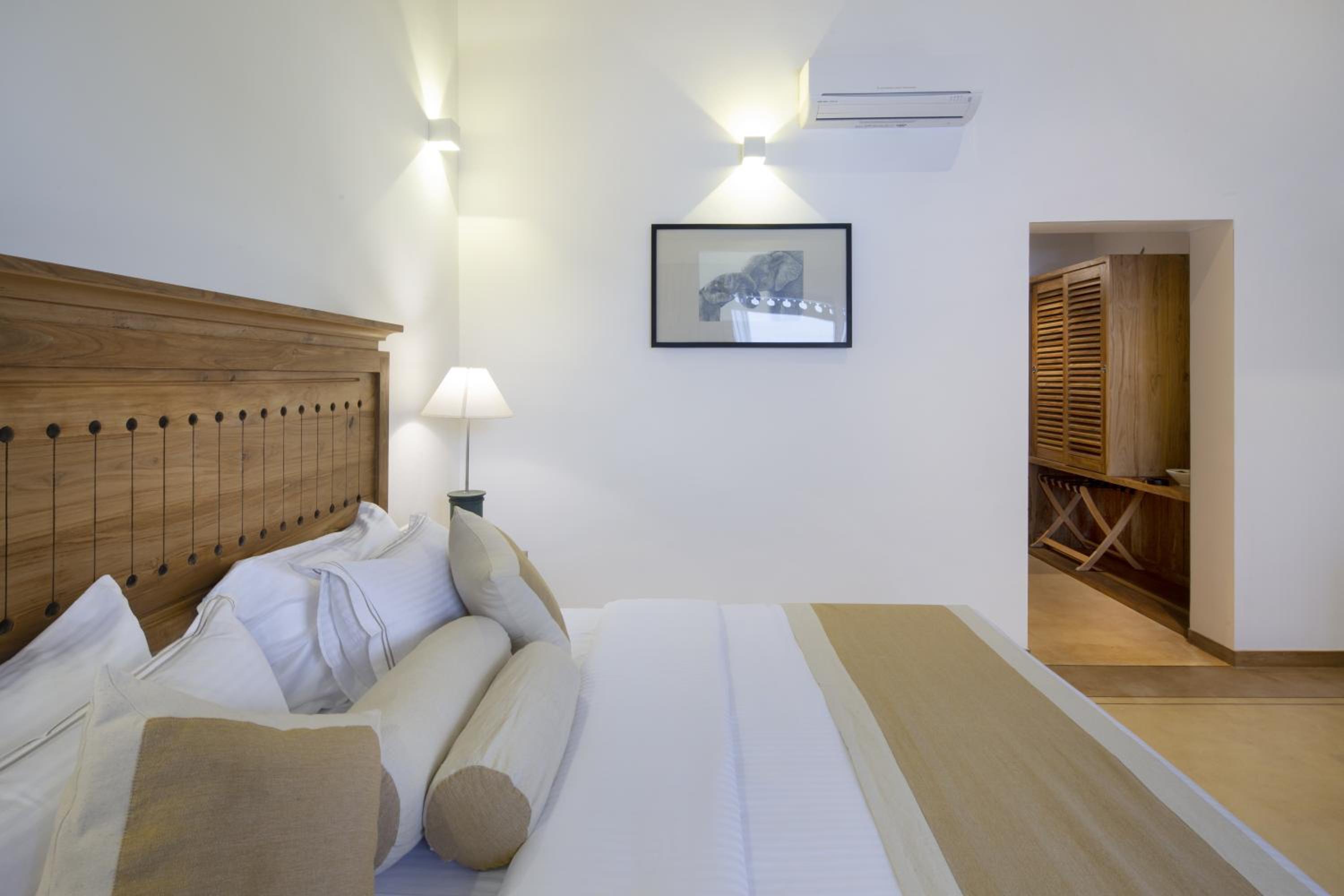 Deluxe Double Room With Side Sea View - Photo 3