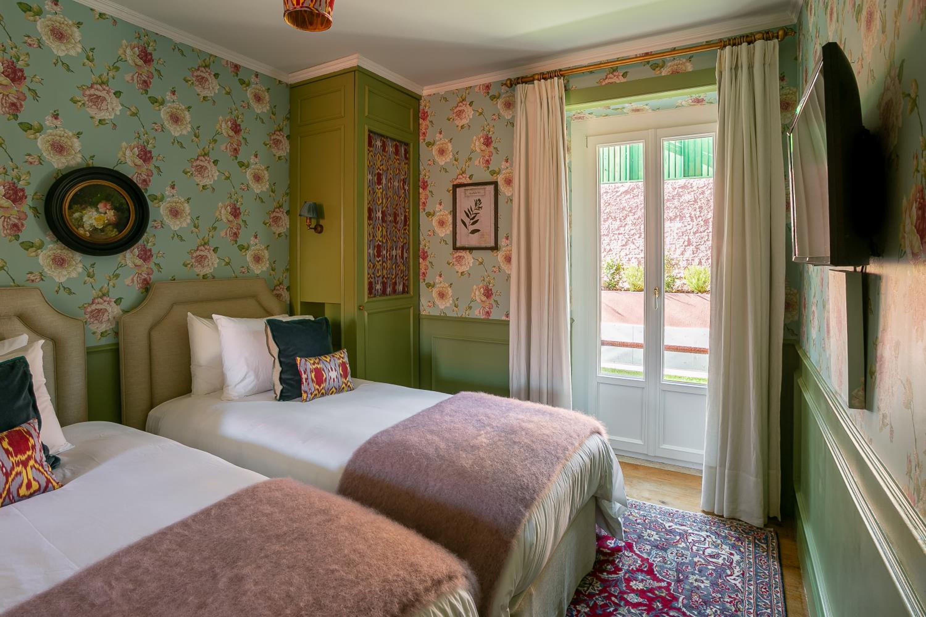Deluxe Room - Photo 13