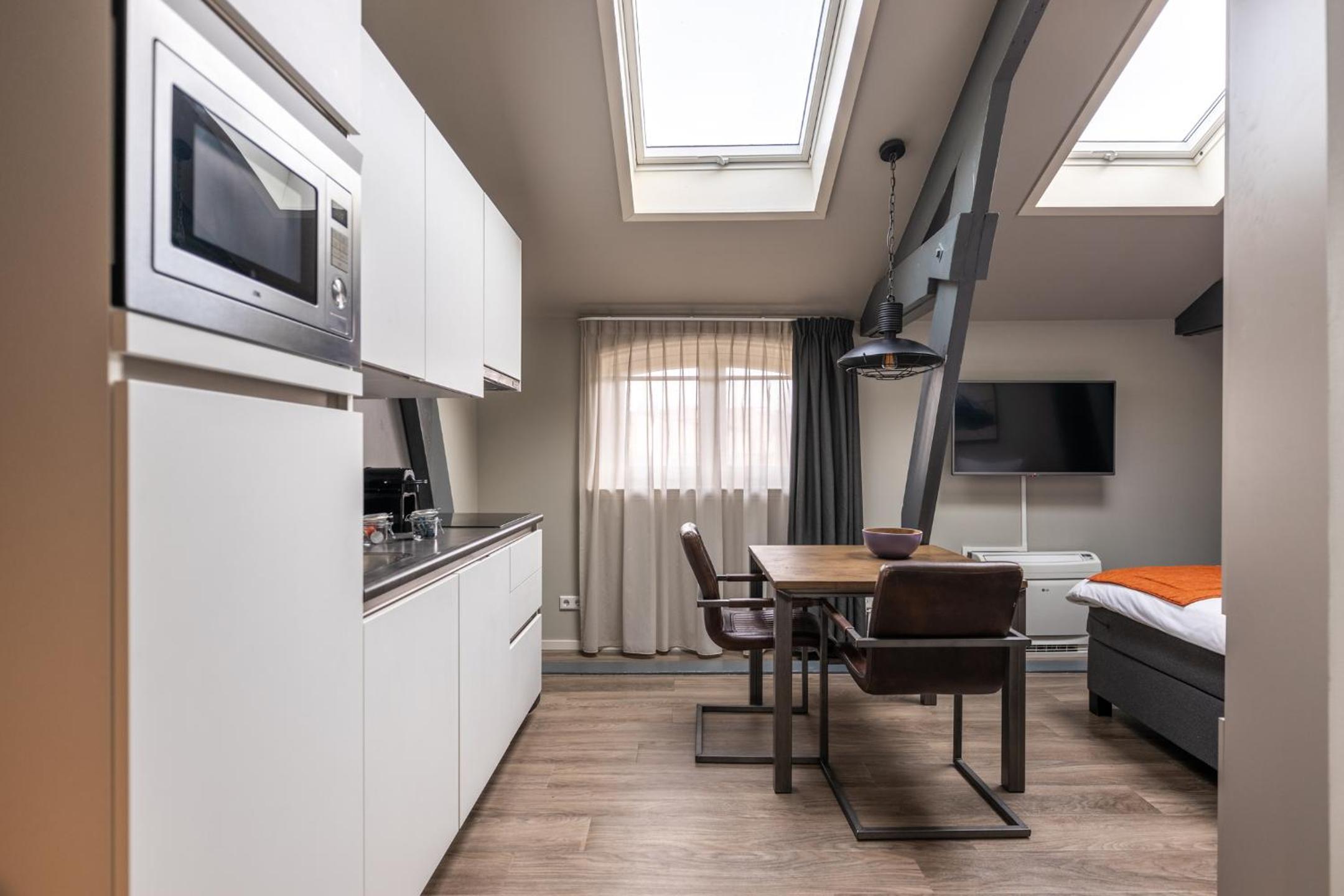 Medium Studio with Kitchen photo 2