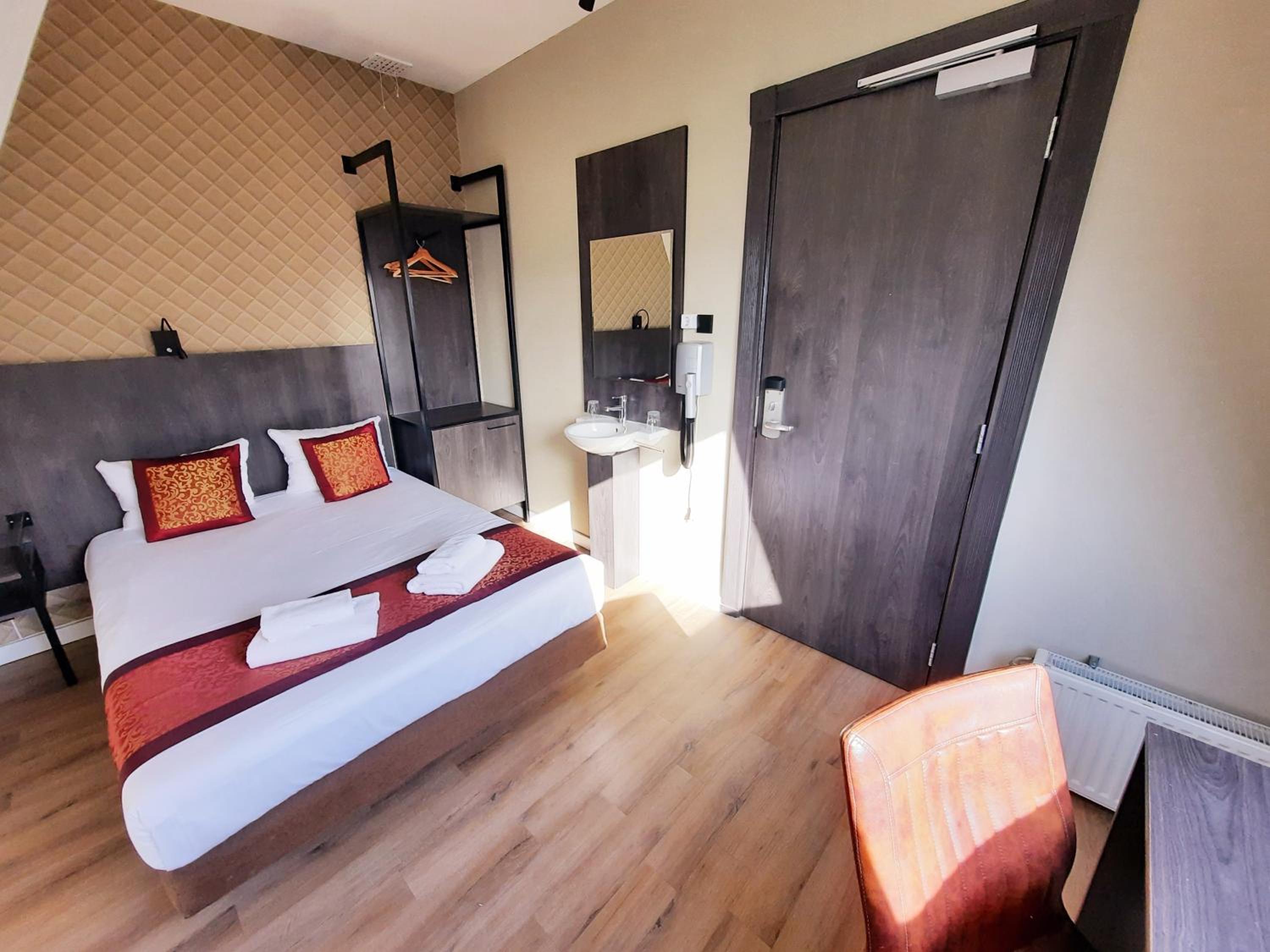 Double/Twin Room with Shared Bathroom