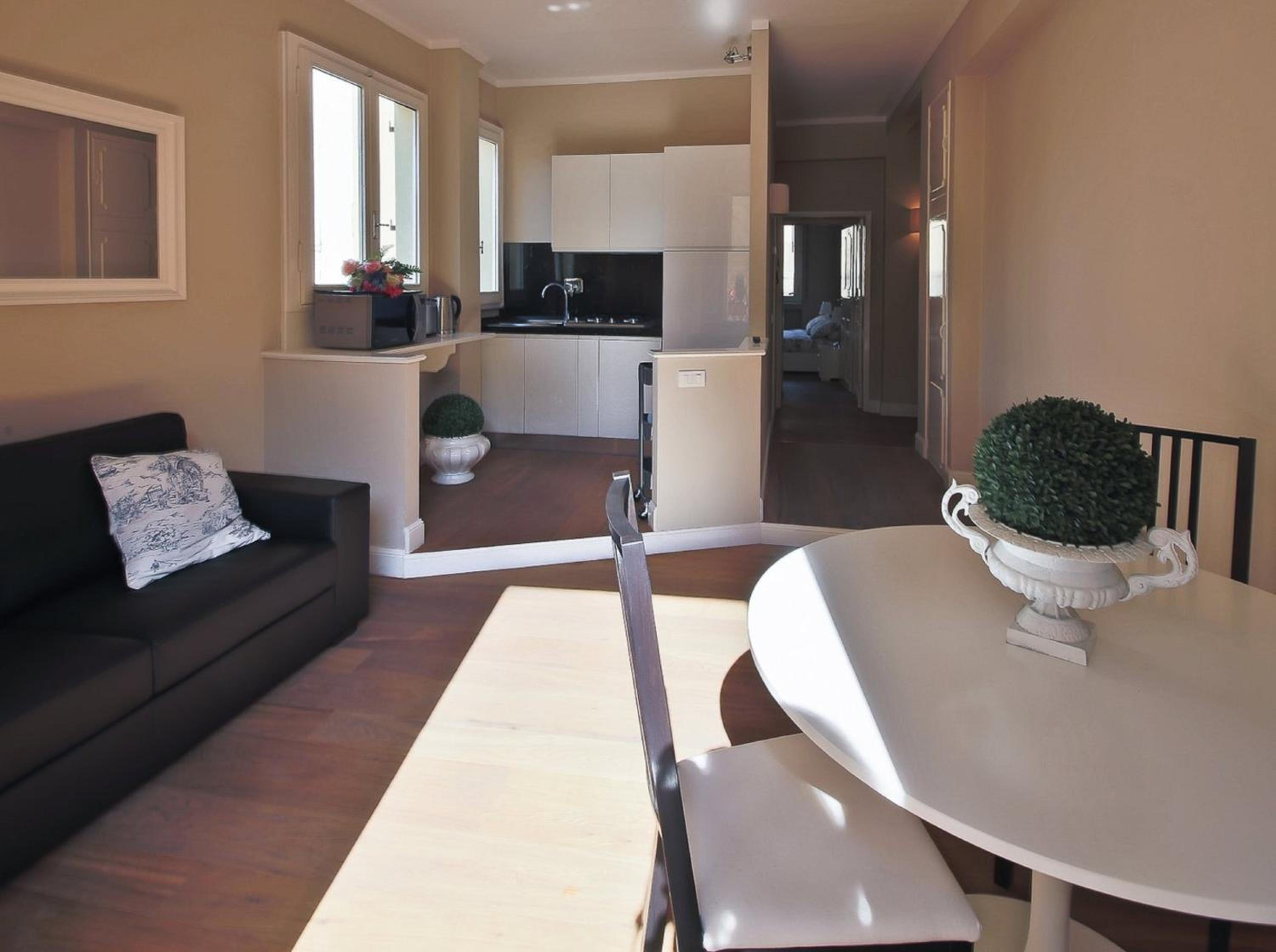 Two-Bedroom Apartment - Via dè Guicciardini, 10