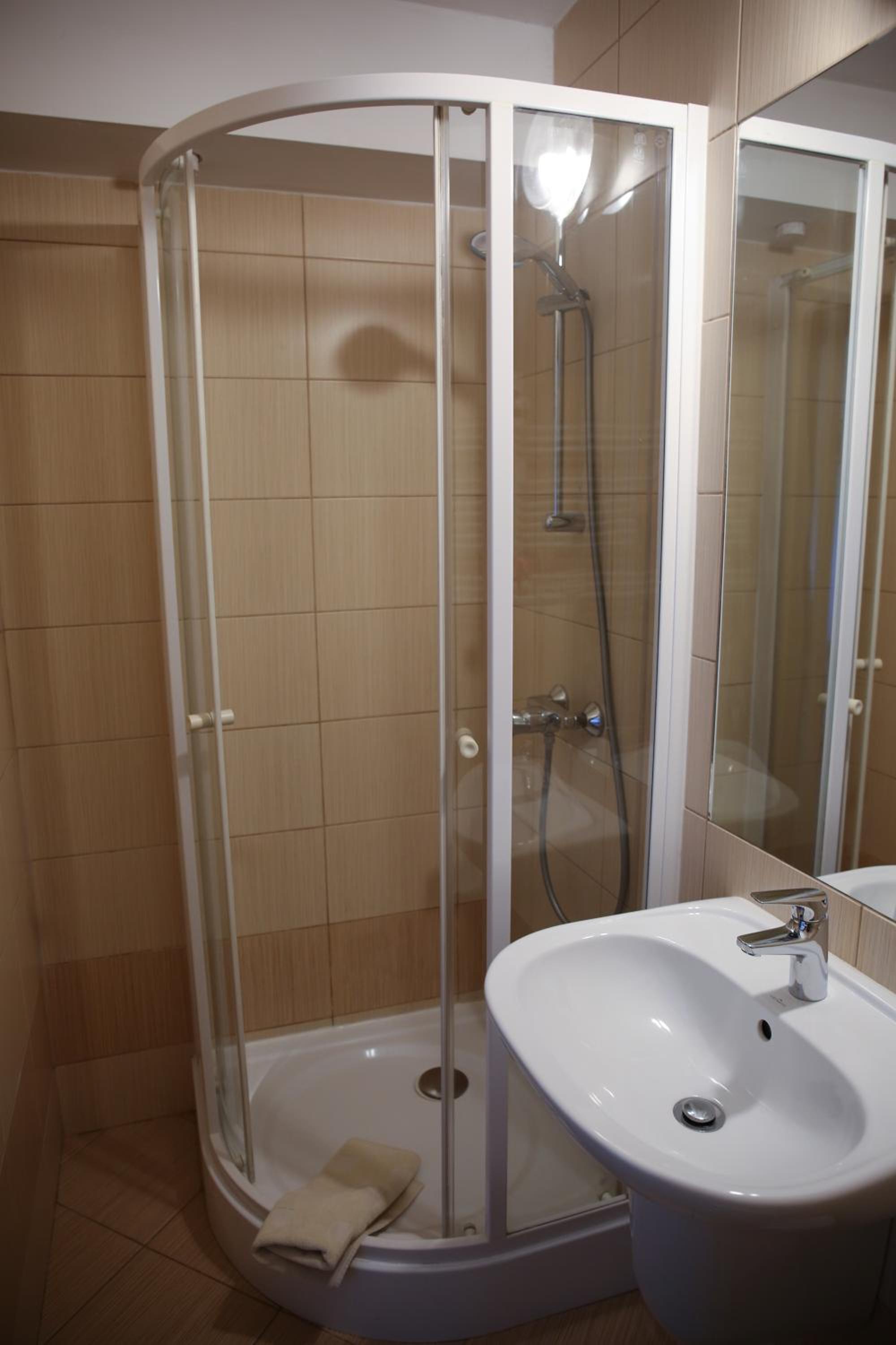 Quadruple Room with Balcony - Photo 5