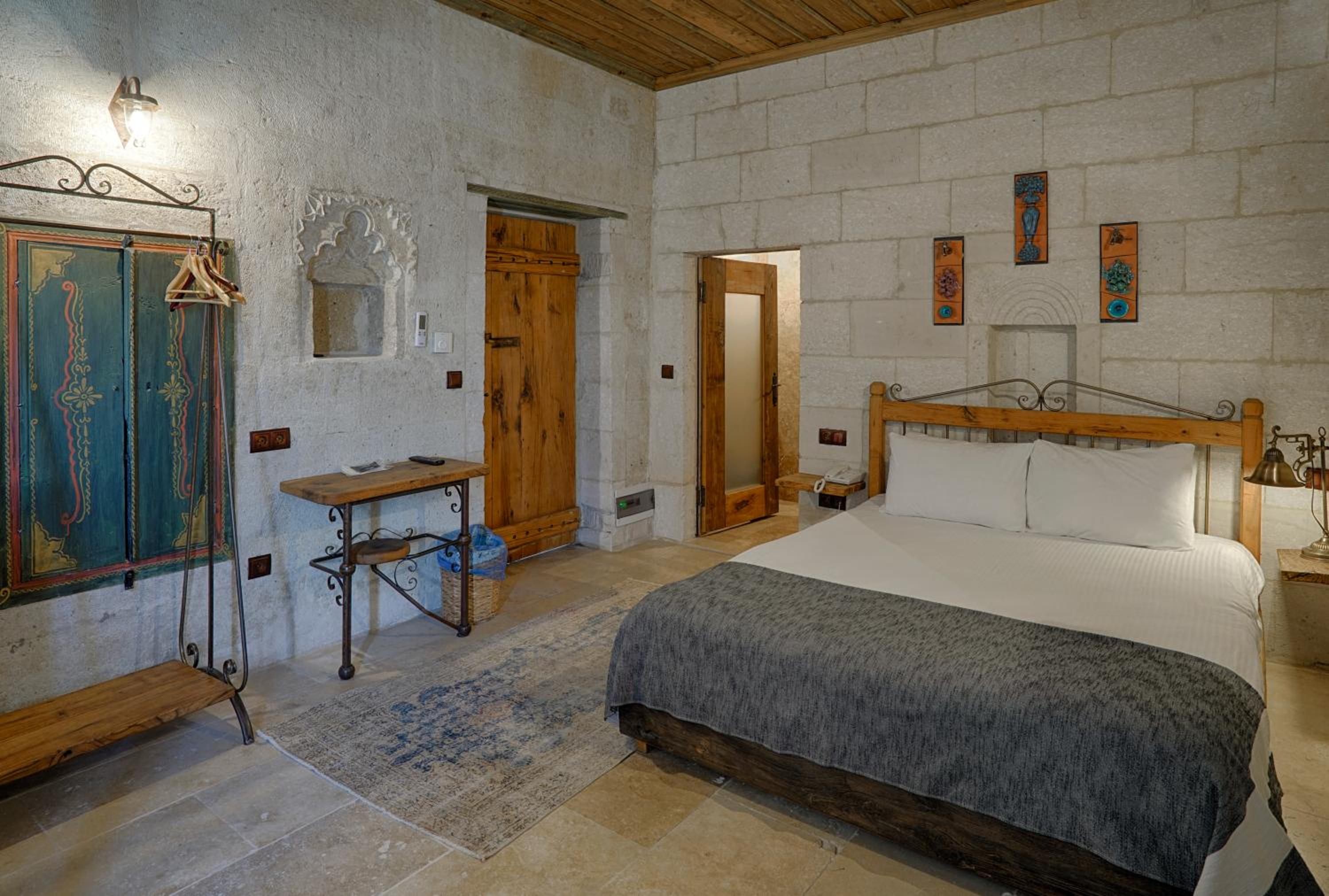 Deluxe Room - Photo 23