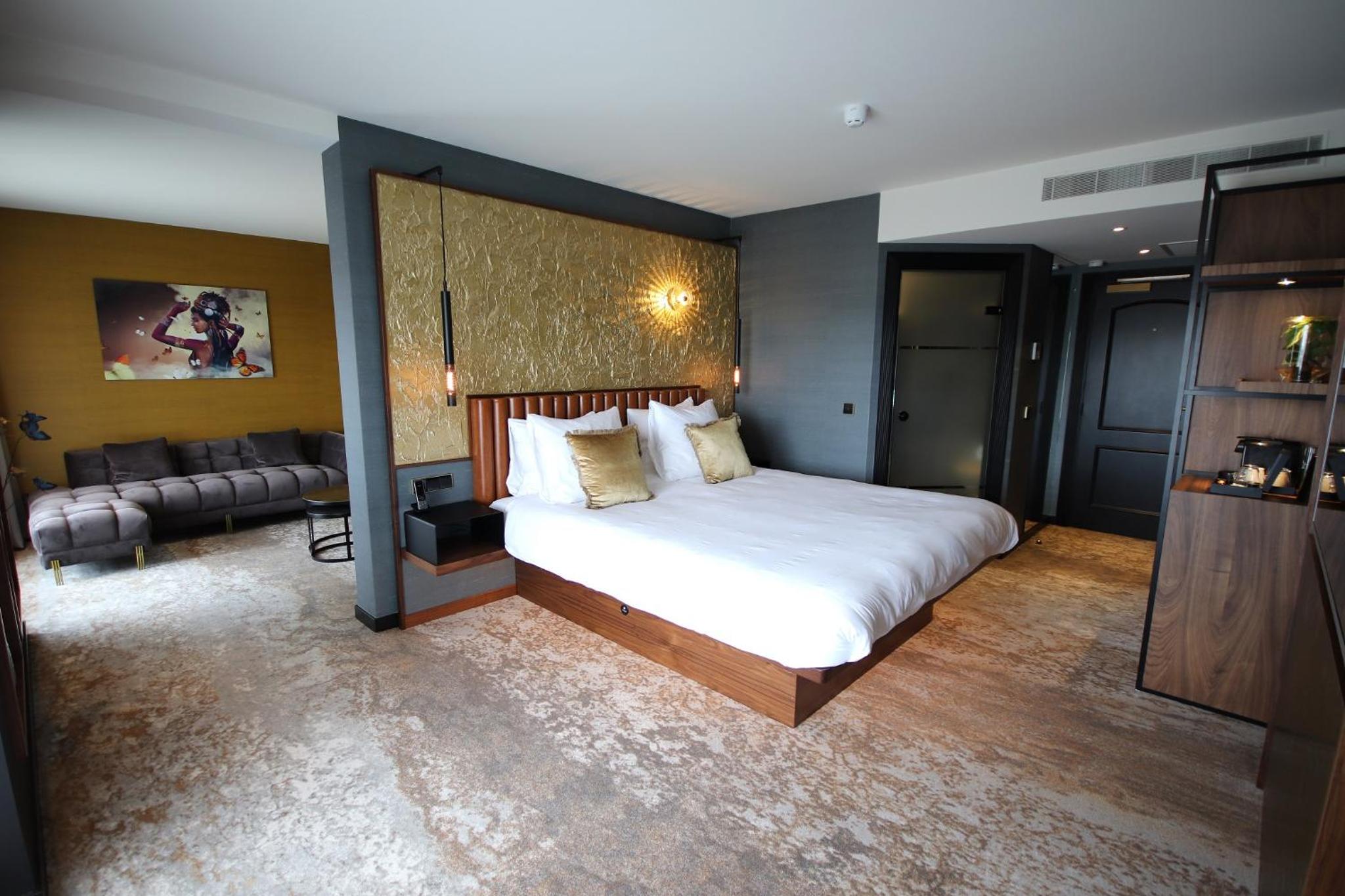 Dutch King Junior Suite with Balcony - Photo 13