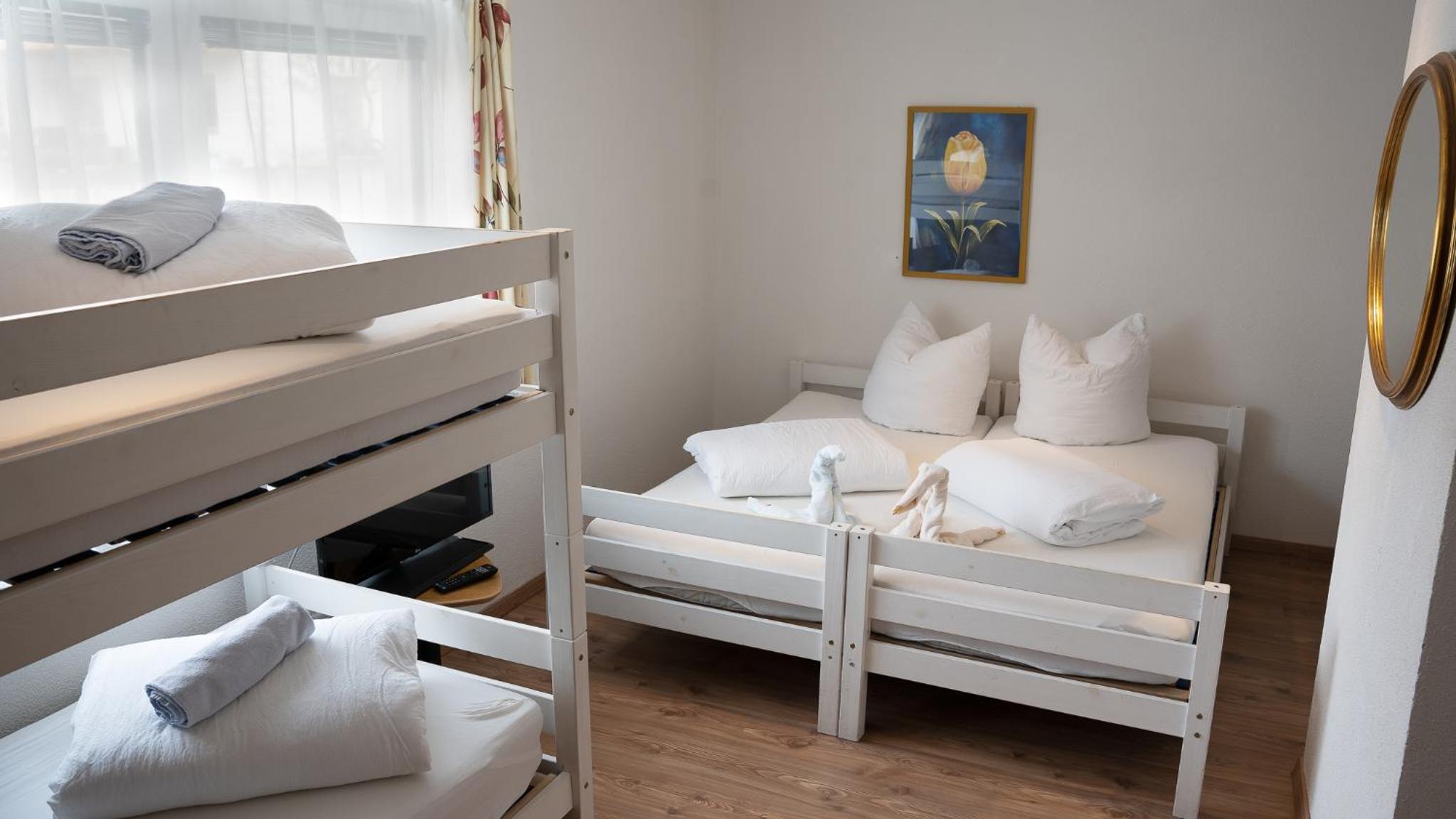 Quadruple Room with Private Bathroom photo 1