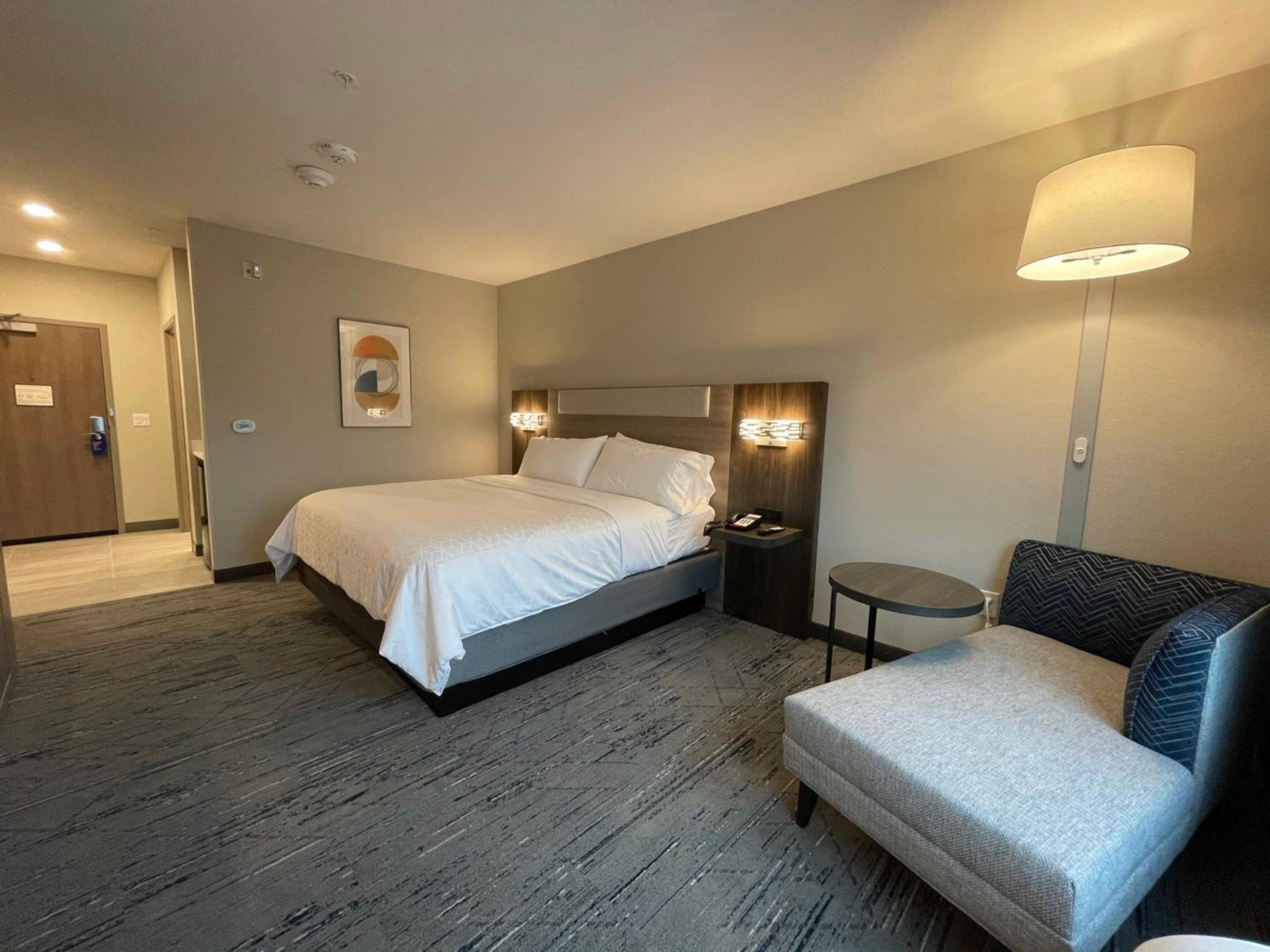 Standard King Room with Walk-In Shower - Photo 6