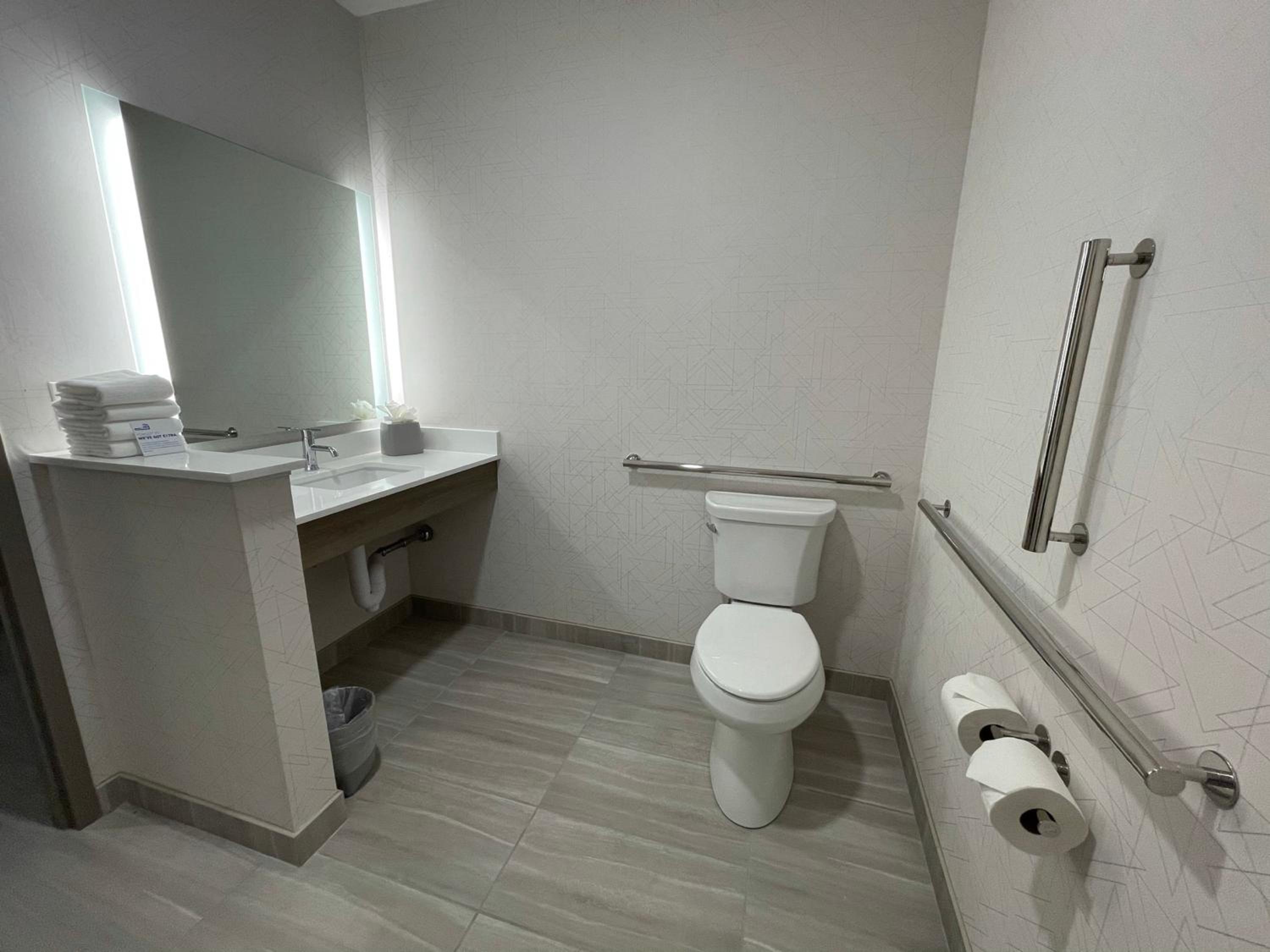 Standard Queen Room with Two Queen Beds and Mobility Accessible Tub - Photo 4