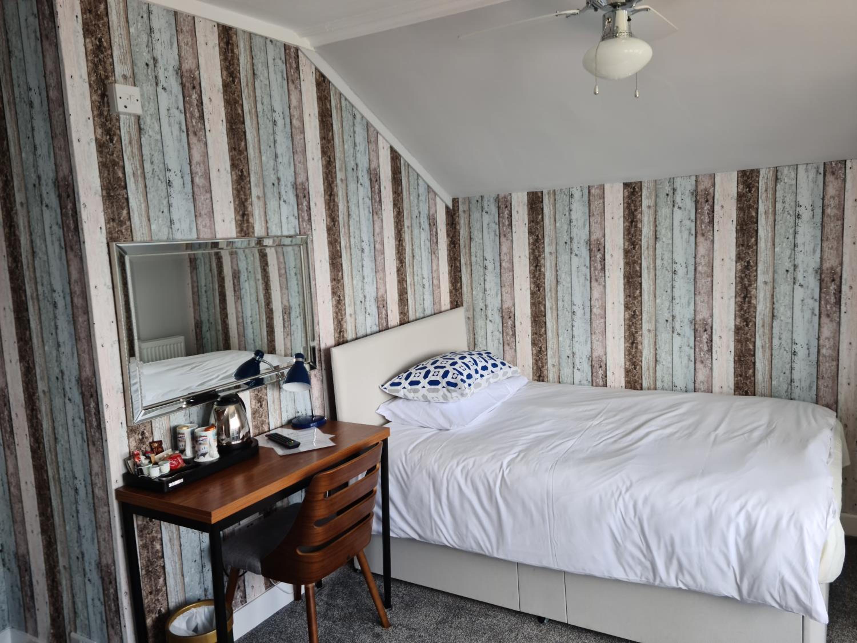 Family Room (2 Adults + 1 Child) with Sea View photo 3