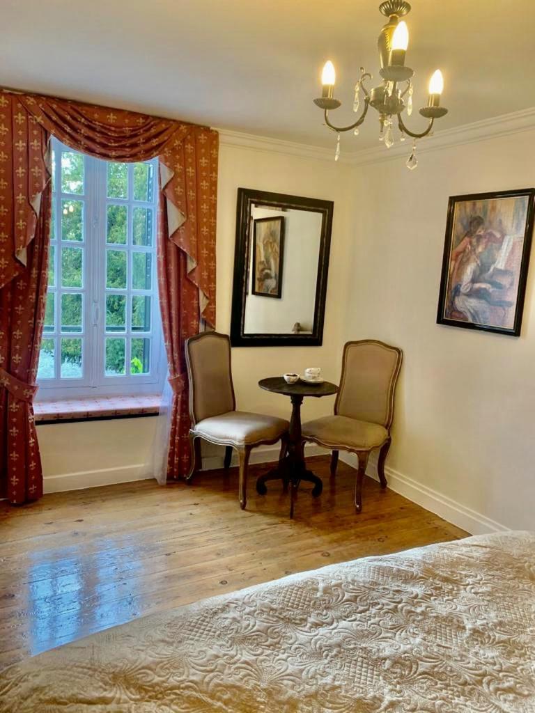 Deluxe King Room - Photo 9