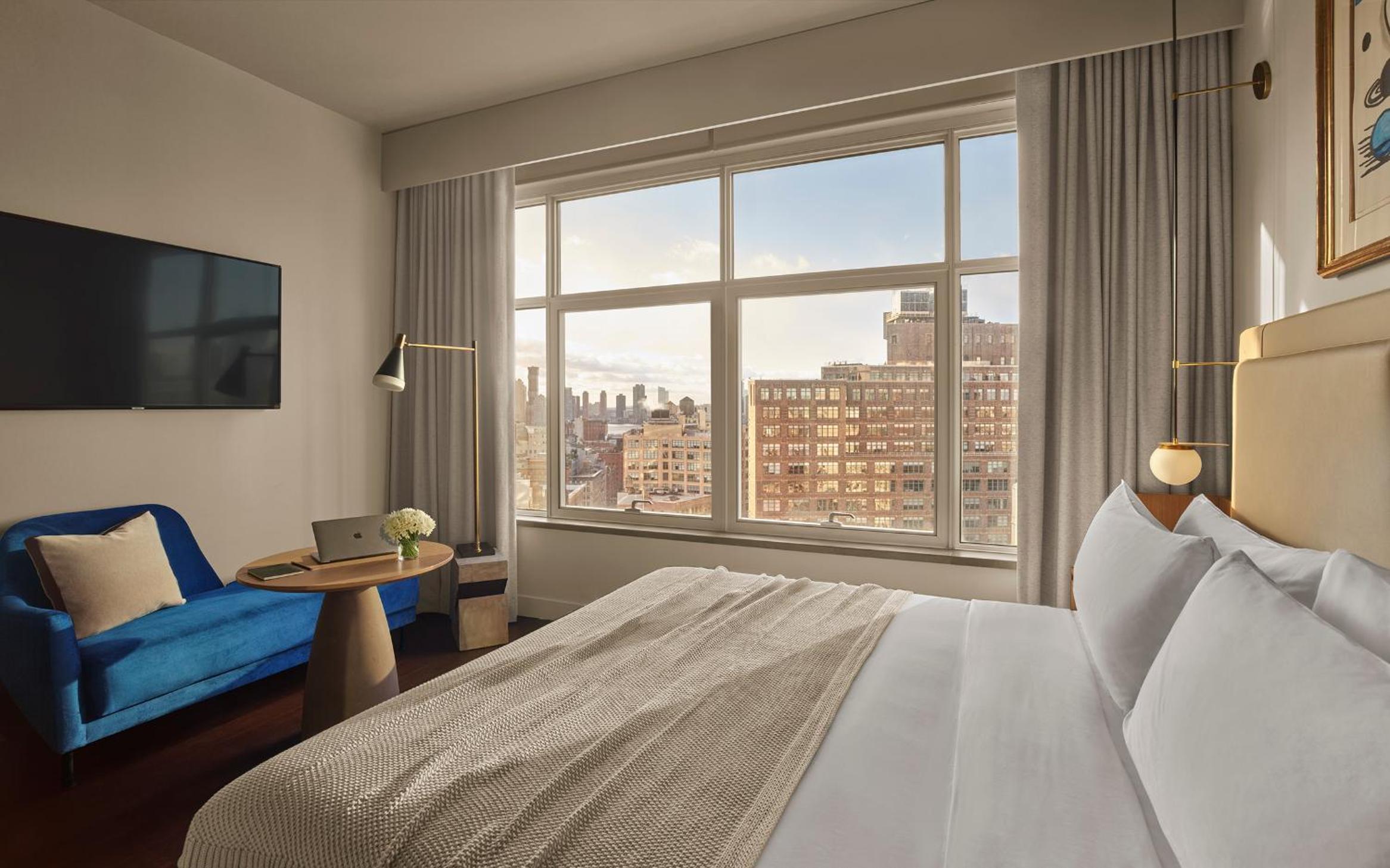Deluxe King Room with City View thumbnail 5