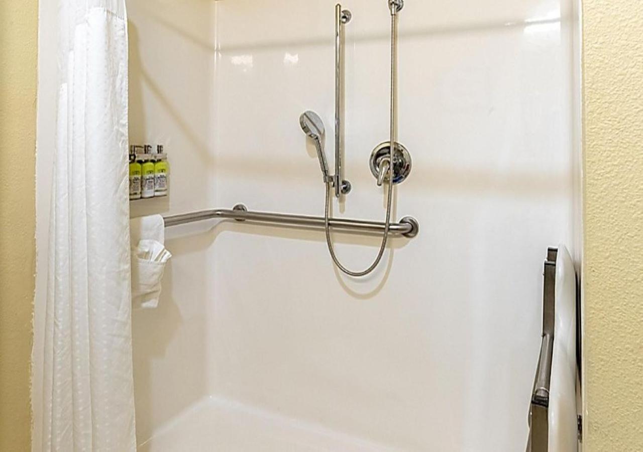 Suite - Disability Access Roll in Shower/Non-Smoking - Photo 3