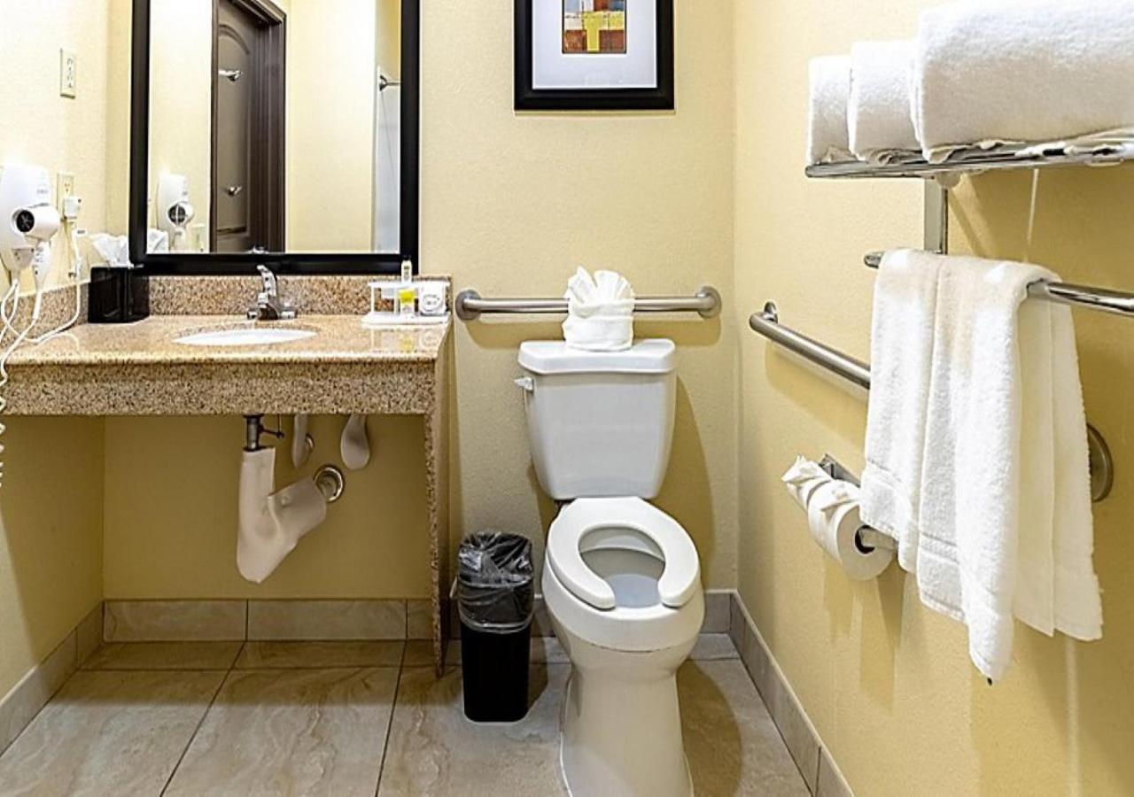 Standard King Room with Roll-In Shower - Communications Access - Photo 8