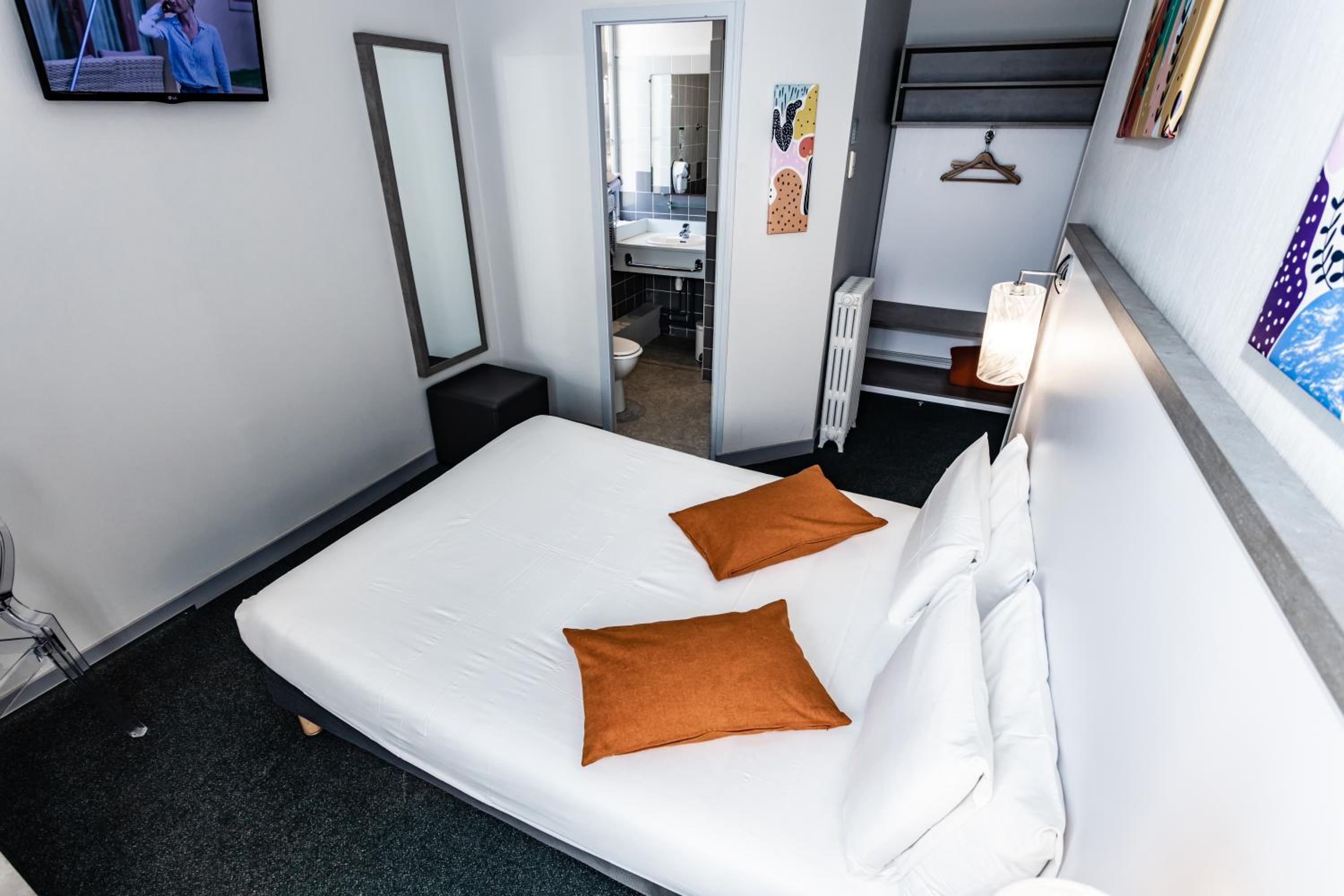 Double Room - Photo 8