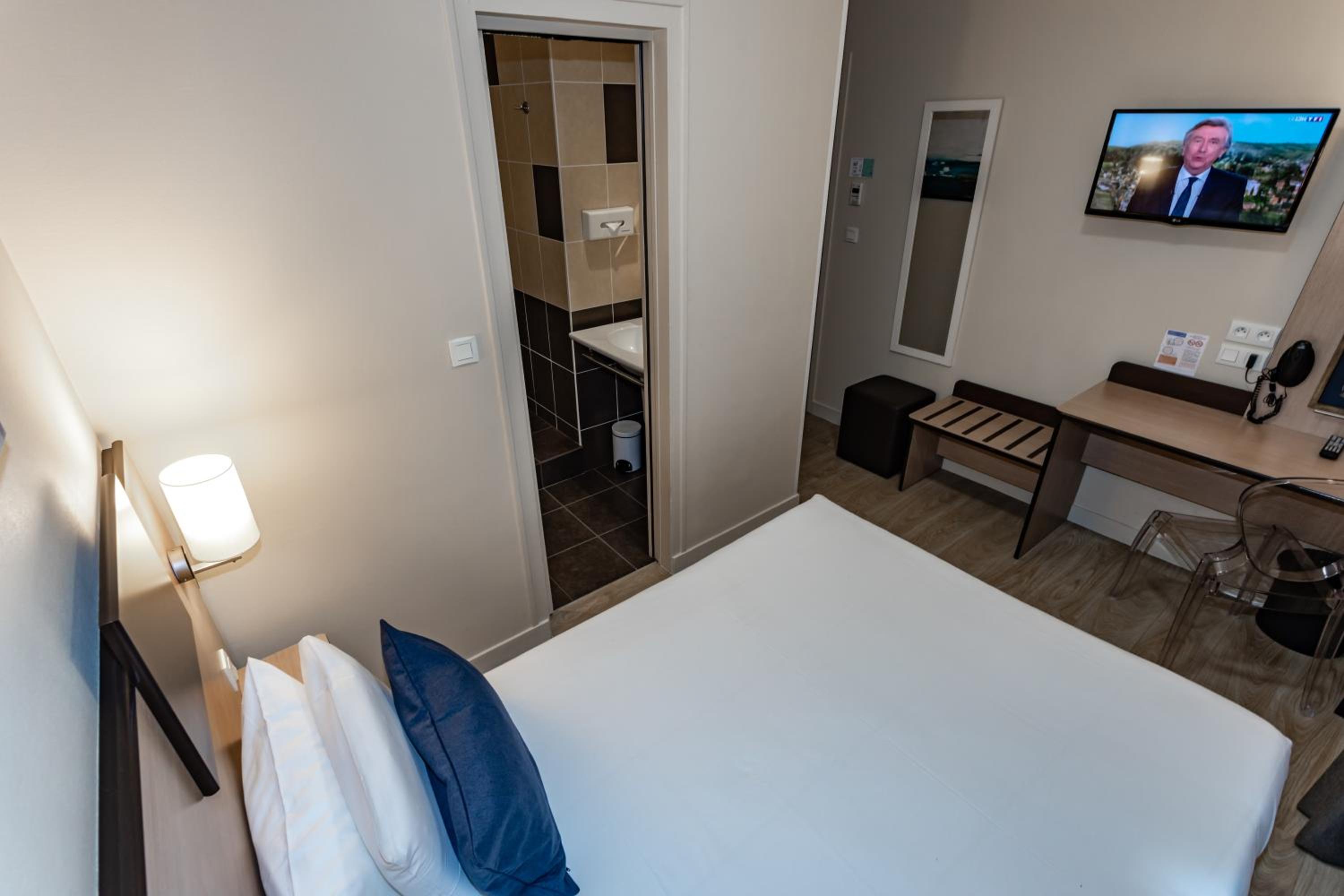 Double Room - Photo 12